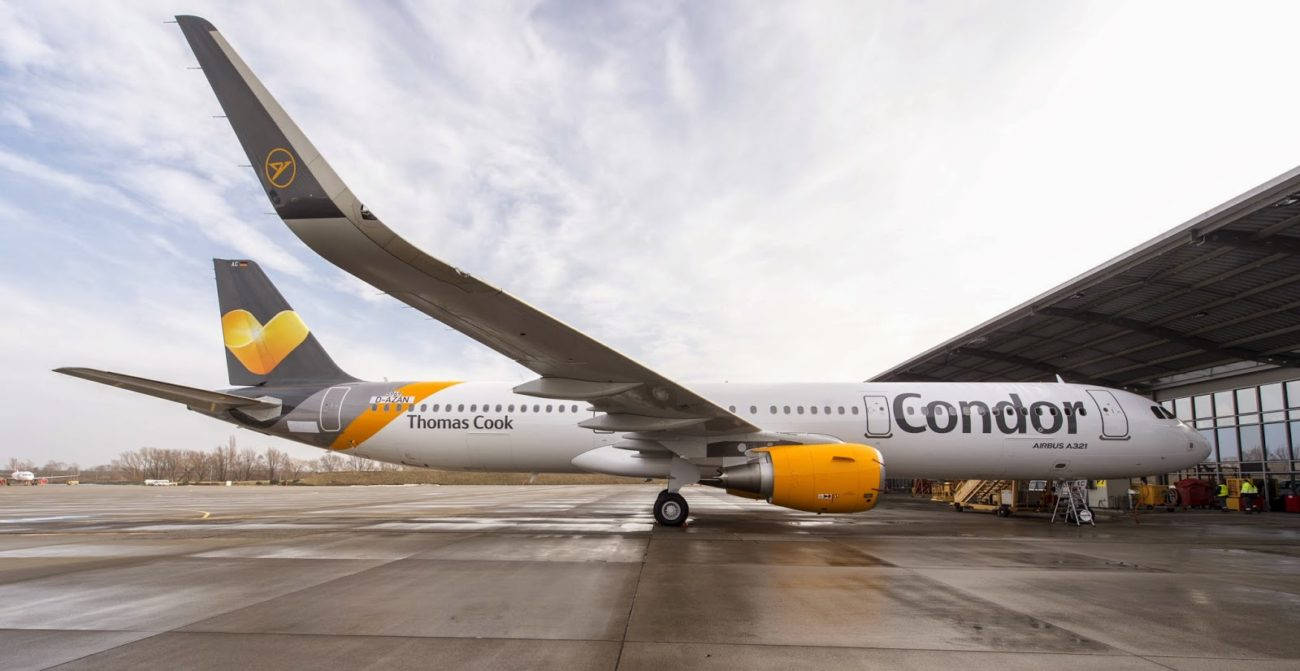 Aereodella Condor Airlines Che Entra Nell'hangar Dell'aeroporto. Sfondo
