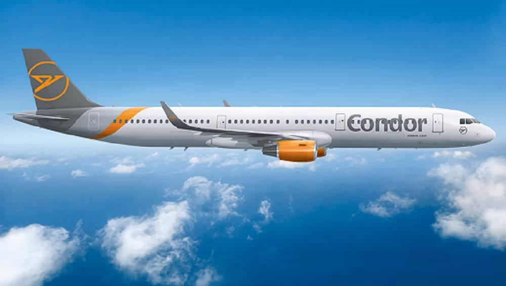 Condorairlines Flugzeug Im Bewölkten Blauen Himmel Wallpaper