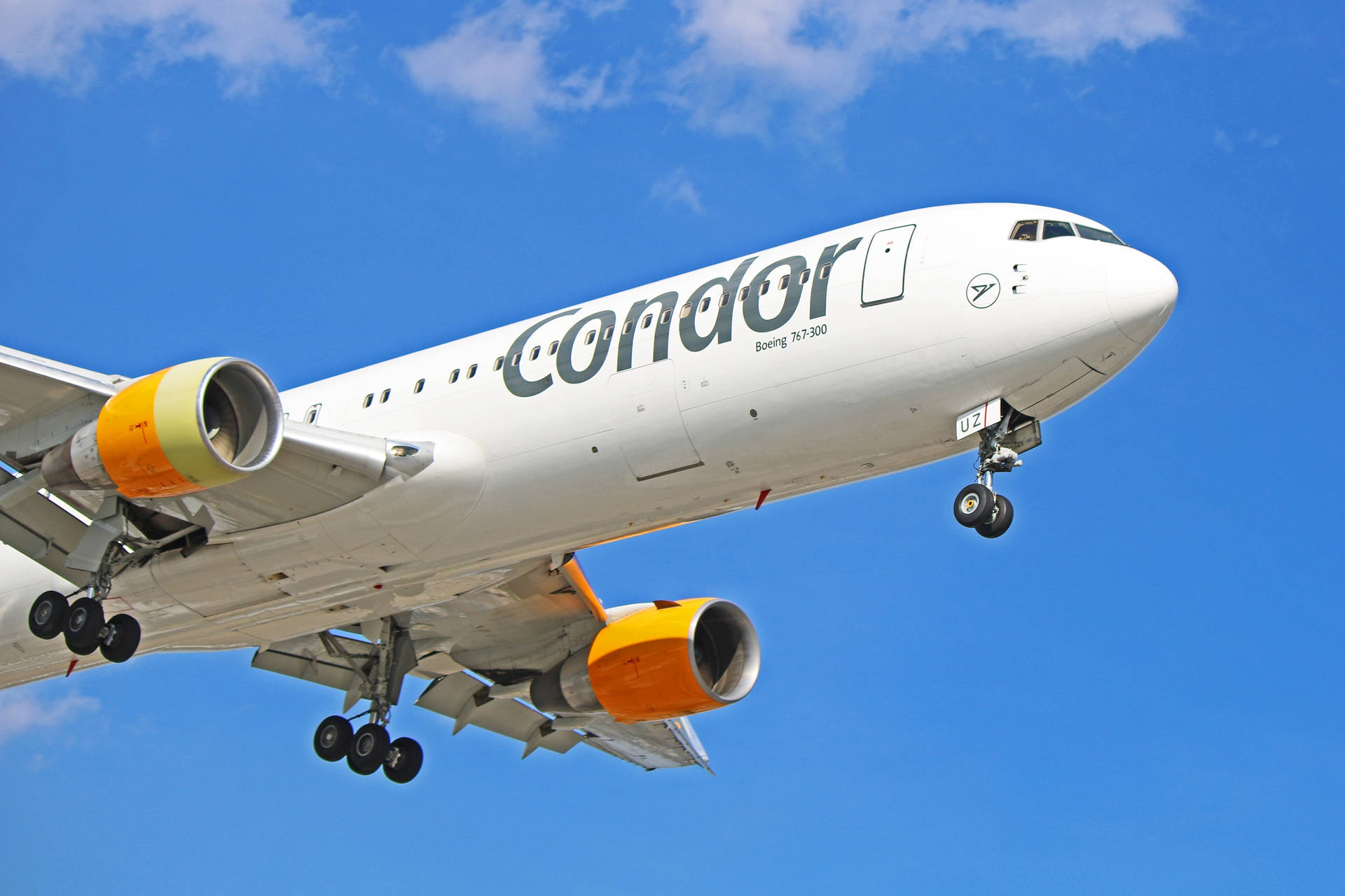 Condorairlines Flugzeug Im Weiten Himmel Wallpaper