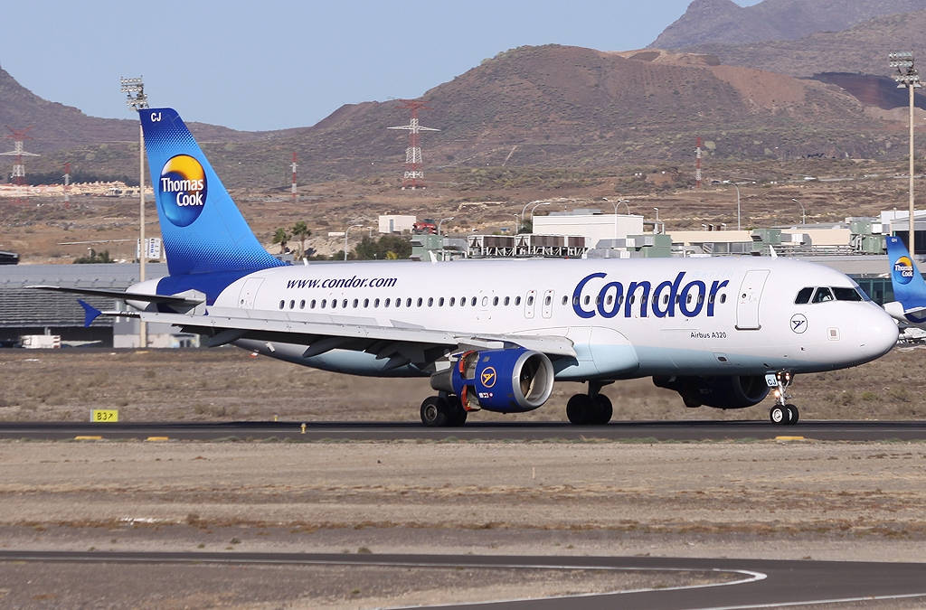 Aviónde Condor Airlines En Un Aeropuerto Rural. Fondo de pantalla
