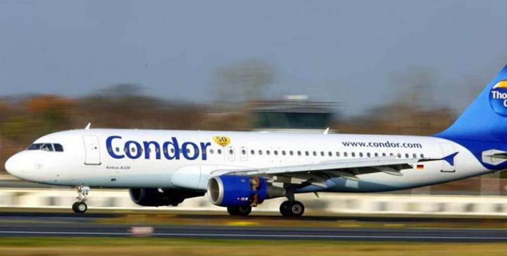 Elavión De Condor Airlines Acelerando En La Pista. Fondo de pantalla