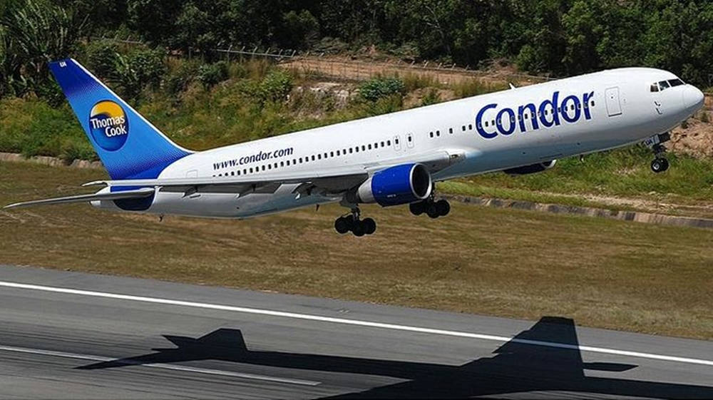 Aviónde Condor Airlines Despegando Con Sombra. Fondo de pantalla