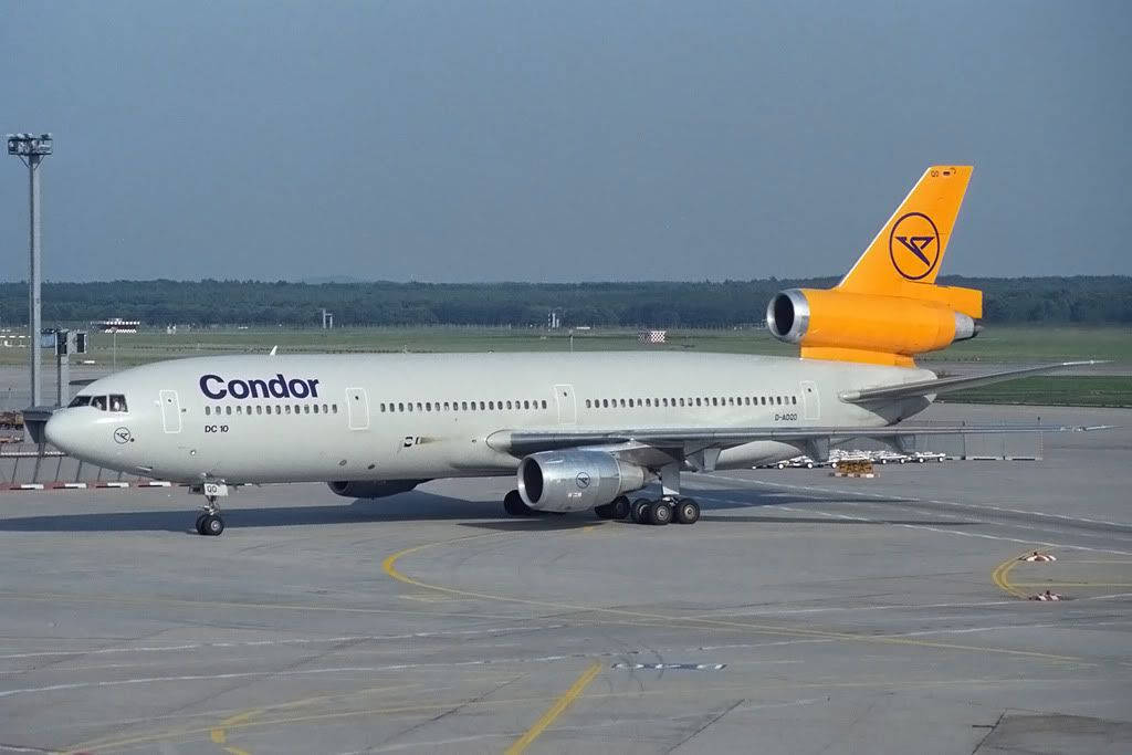 Condorairlines Flugzeug Mit Gelbem Schwanz Wallpaper