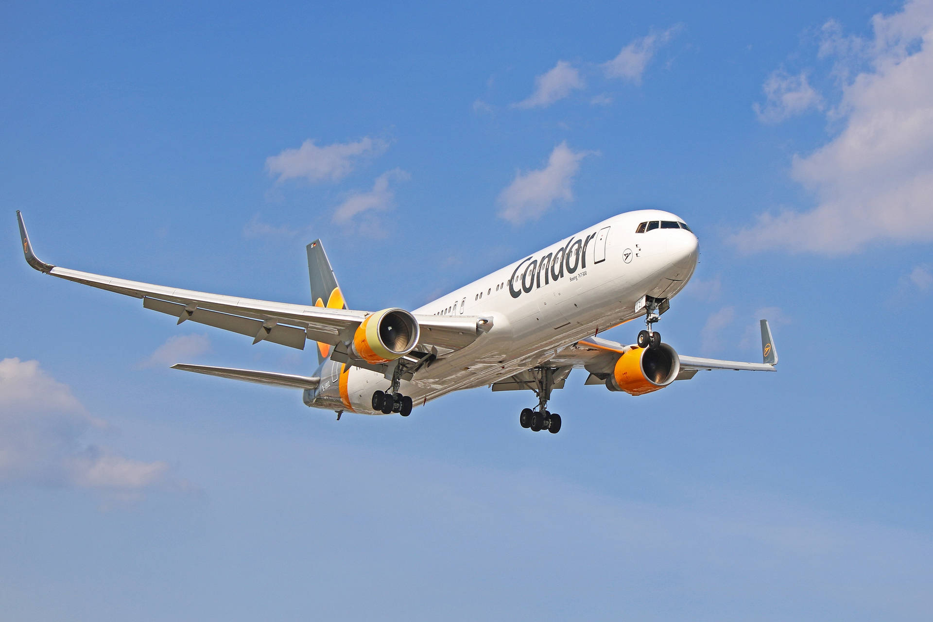 Condor Airlines flyvende fly op i himlen Wallpaper