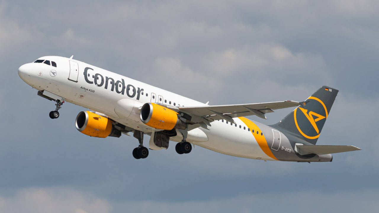 Condorairlines Volando Avión De Pasajeros. Fondo de pantalla