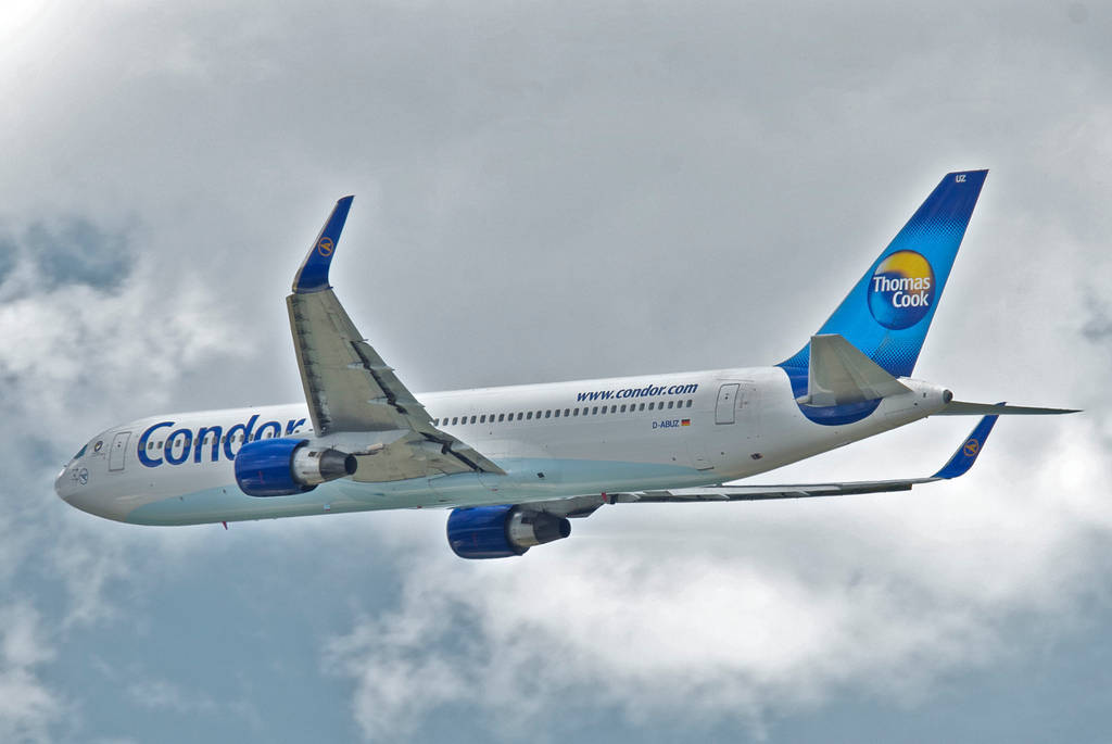 Aviónblanco Y Azul Volando De Condor Airlines Fondo de pantalla