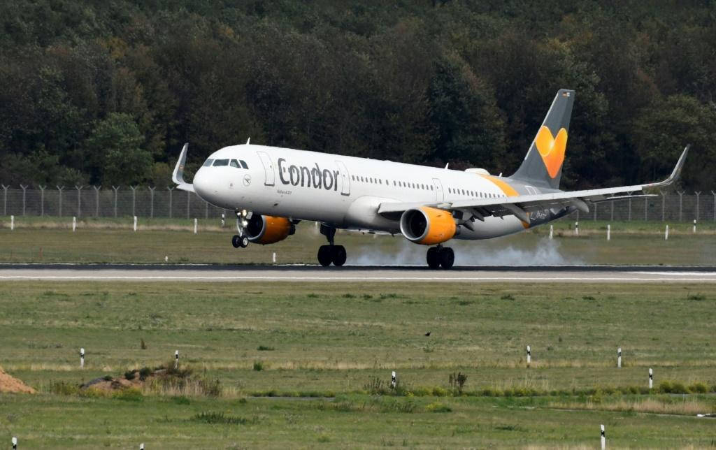 Condorairlines Despegue Avión Humo Fondo de pantalla