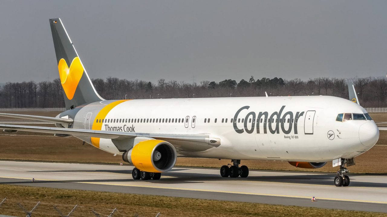 Condorairlines Gelbes Und Graues Flugzeug Wallpaper