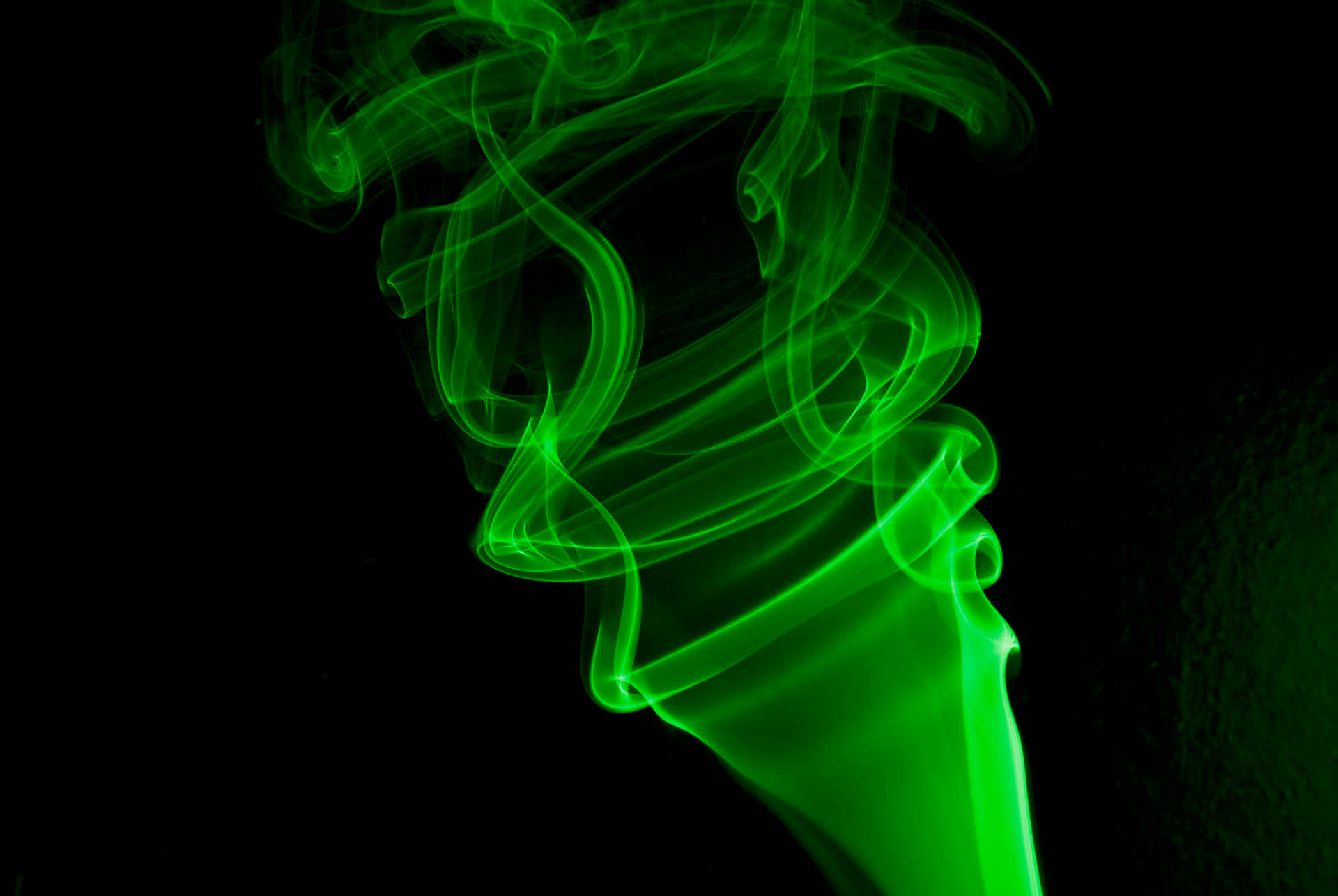 Kegleformet grøn røg i sort baggrund Wallpaper