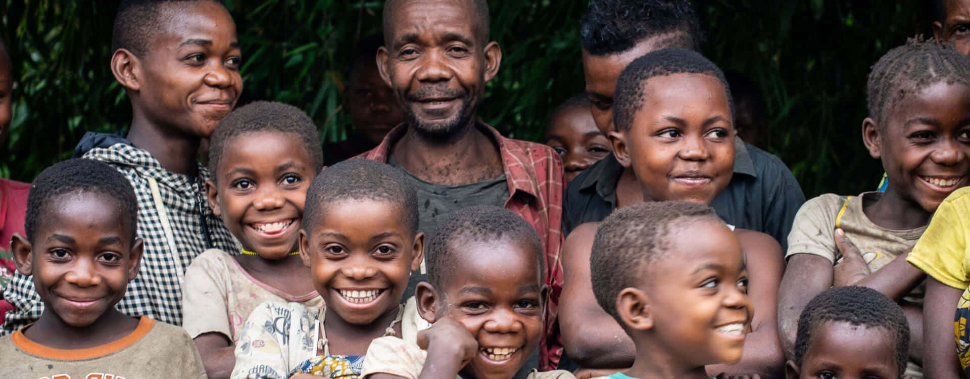 Congolese Familie Glimlachend Samen Achtergrond