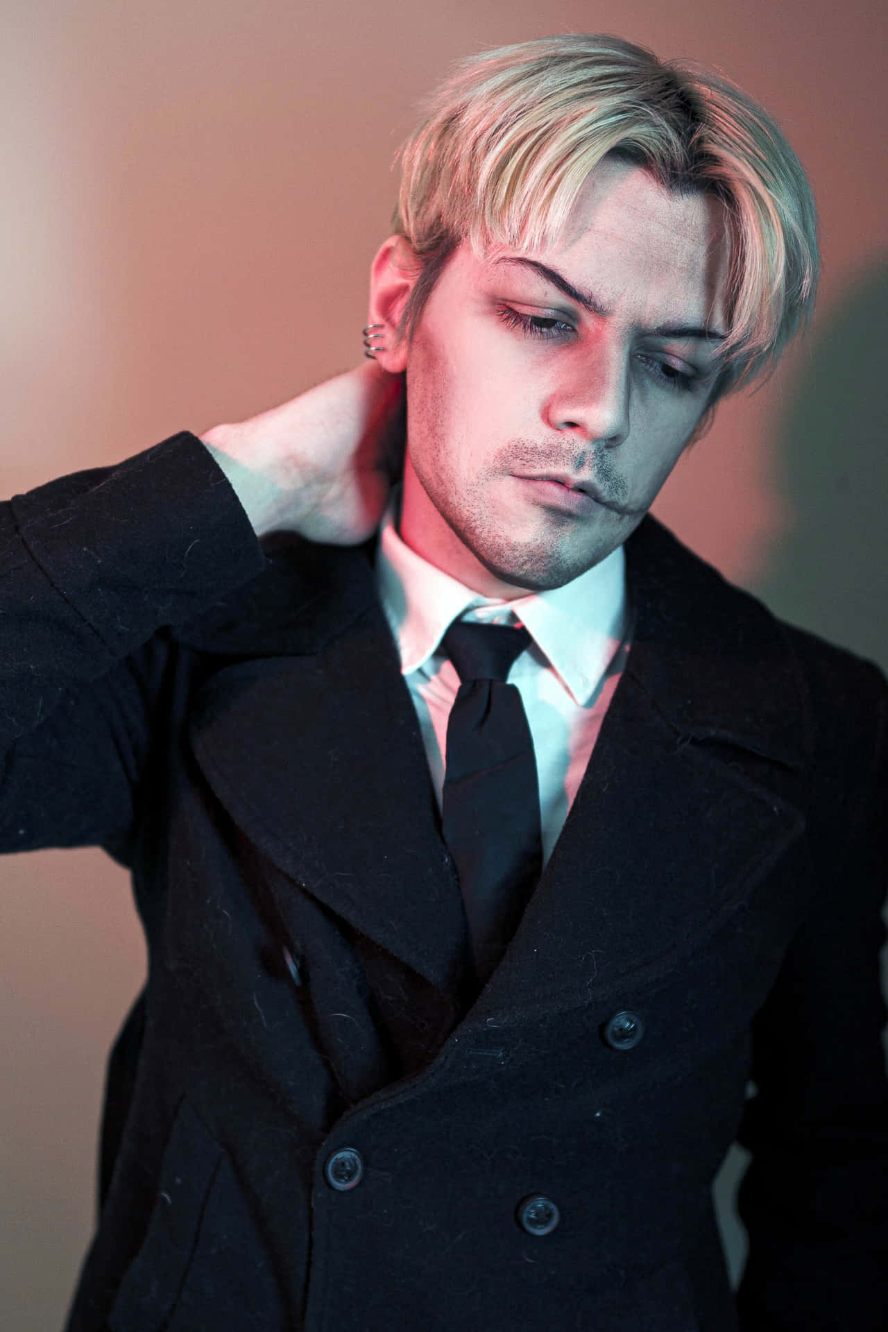 Hombre Contemplativo En Traje Fondo de pantalla