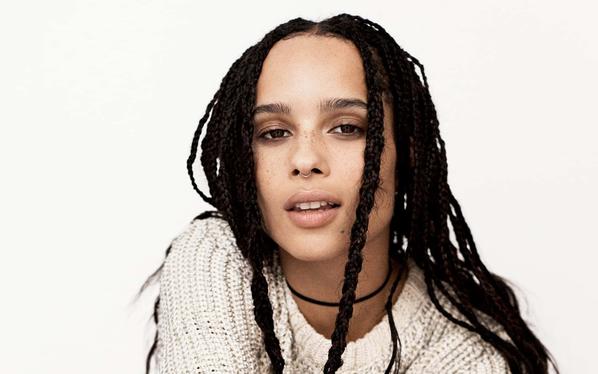 Contemplatieve Portret Van Zoe Kravitz Achtergrond