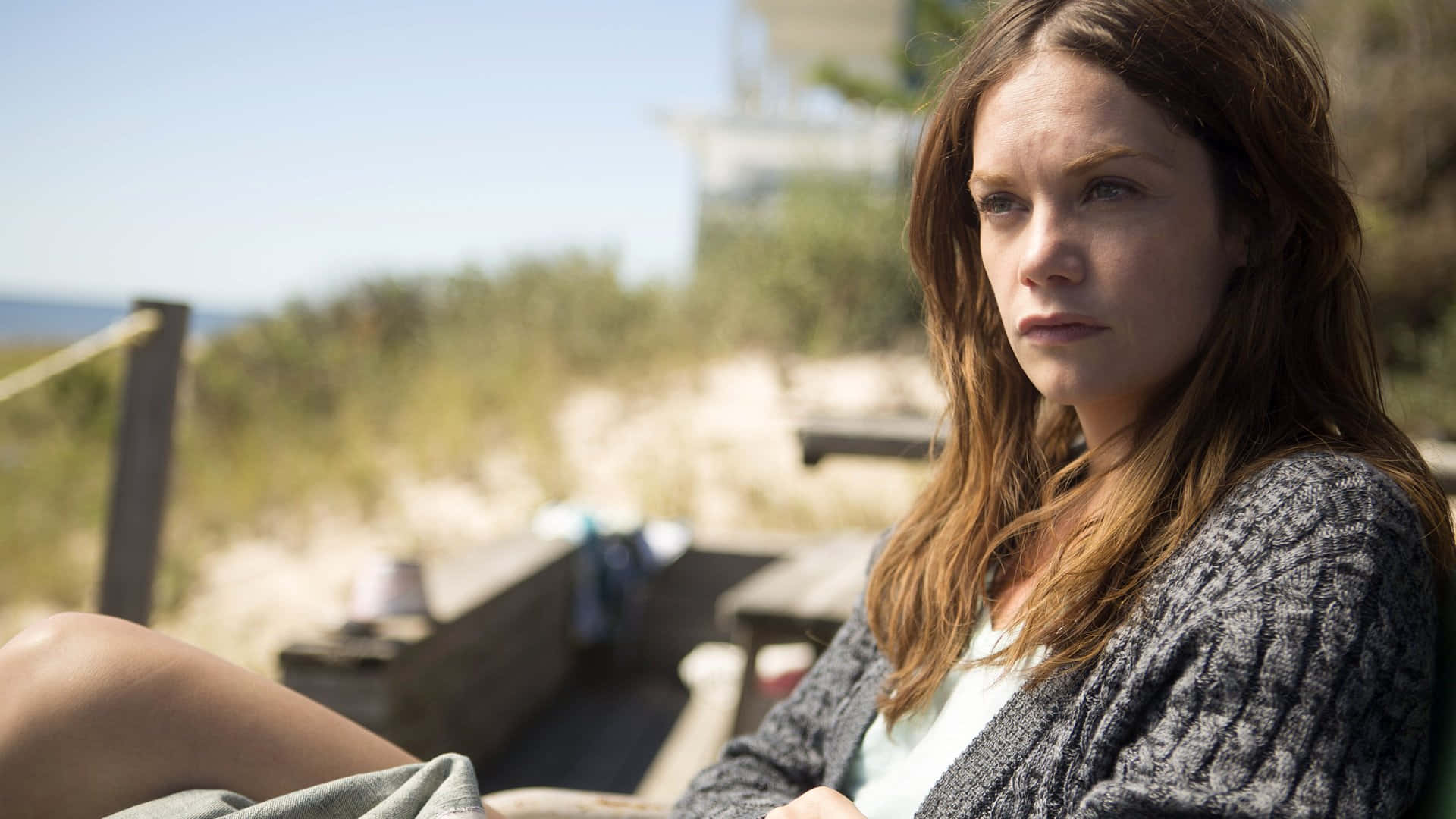 Femme Contemplative Au Bord De La Plage De The Affair Fond d'écran