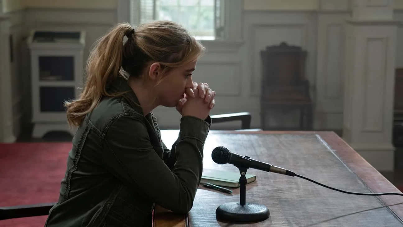 Femme Contemplative Au Microphone Fond d'écran