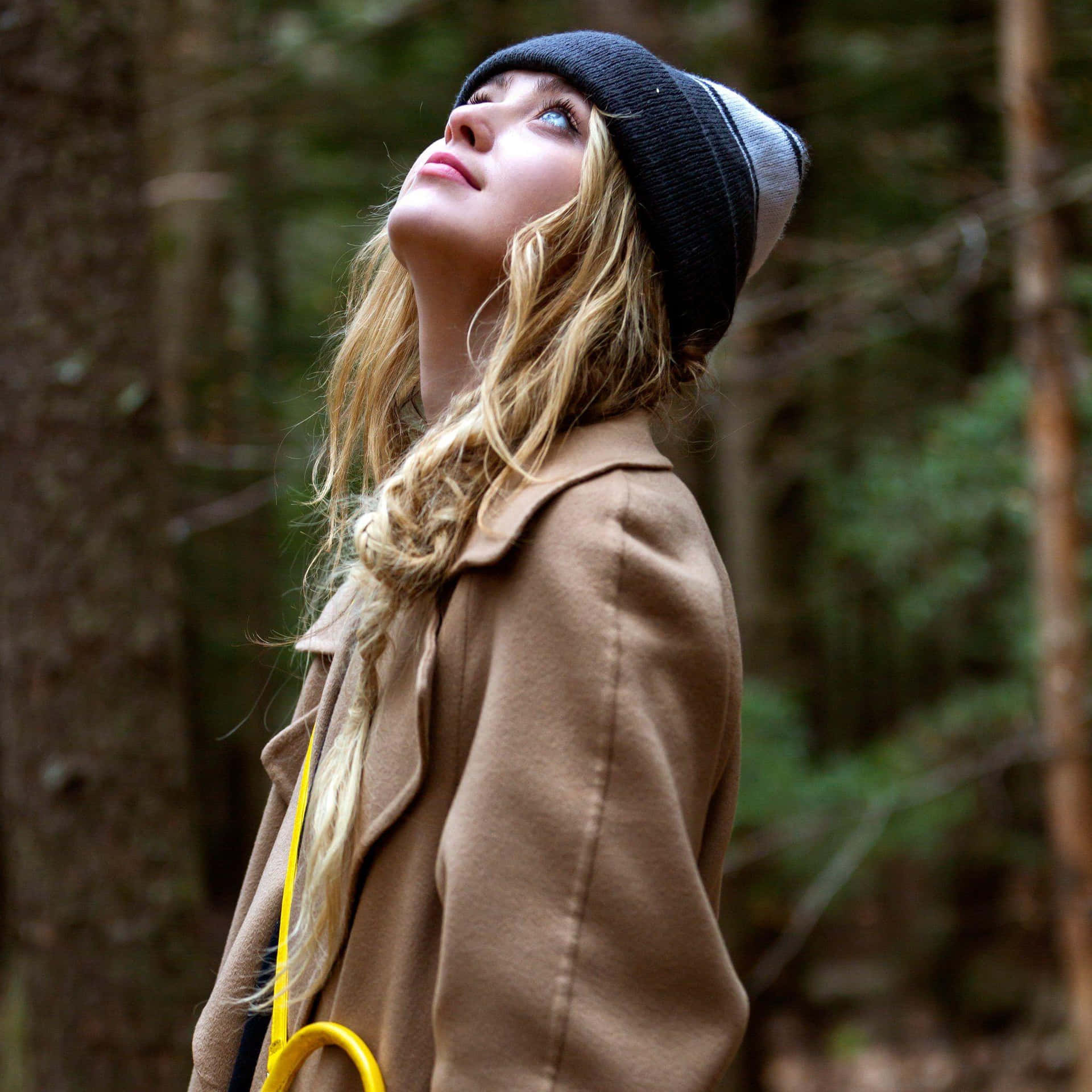 Contemplatieve Vrouw In Het Bos Achtergrond