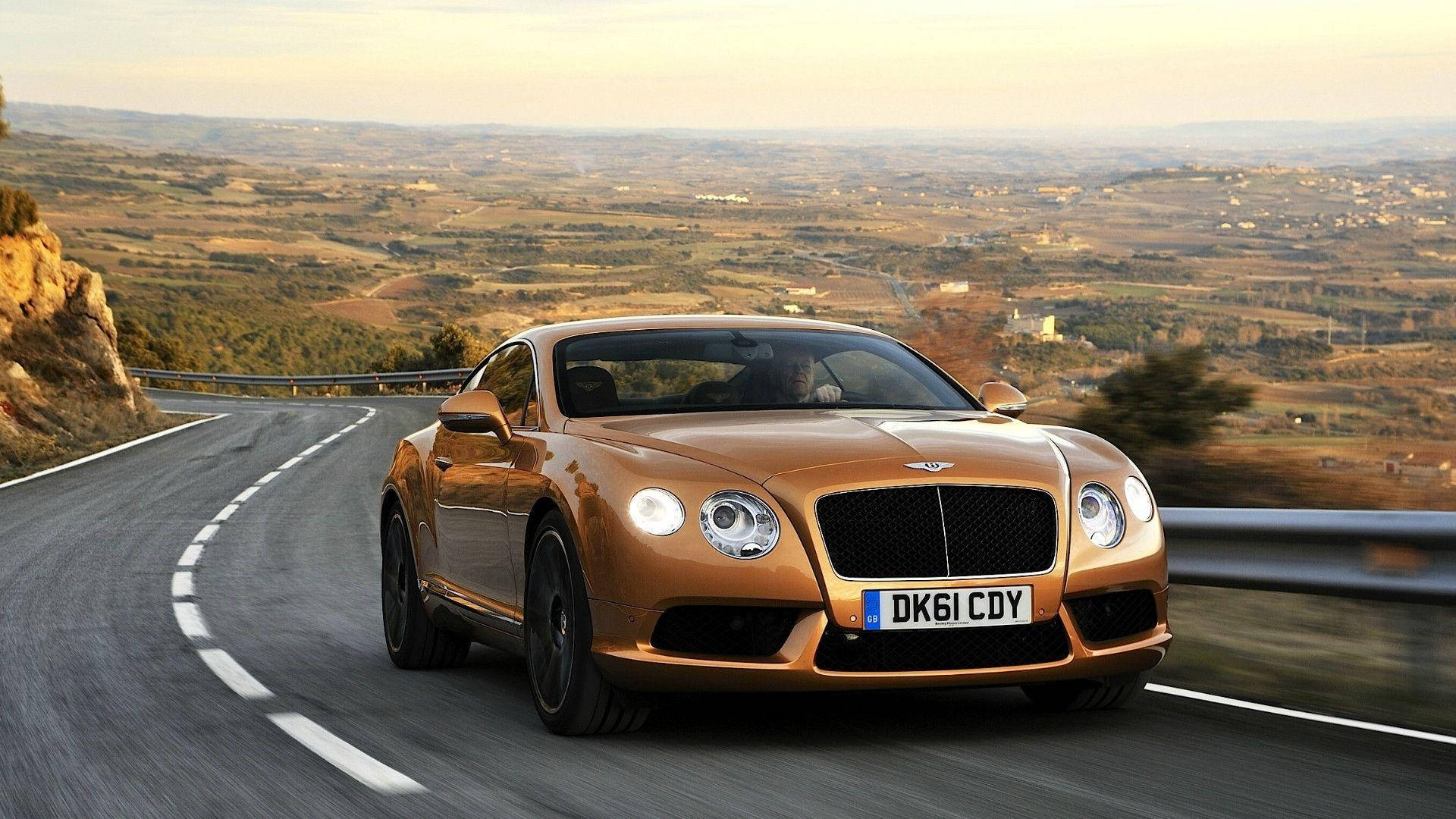 Designavvolgente - Bentley Continental Gt Sulla Strada Sfondo