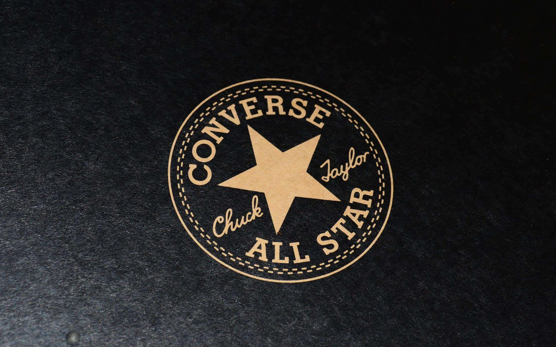 Converseall Star Logo På En Sort Baggrund.