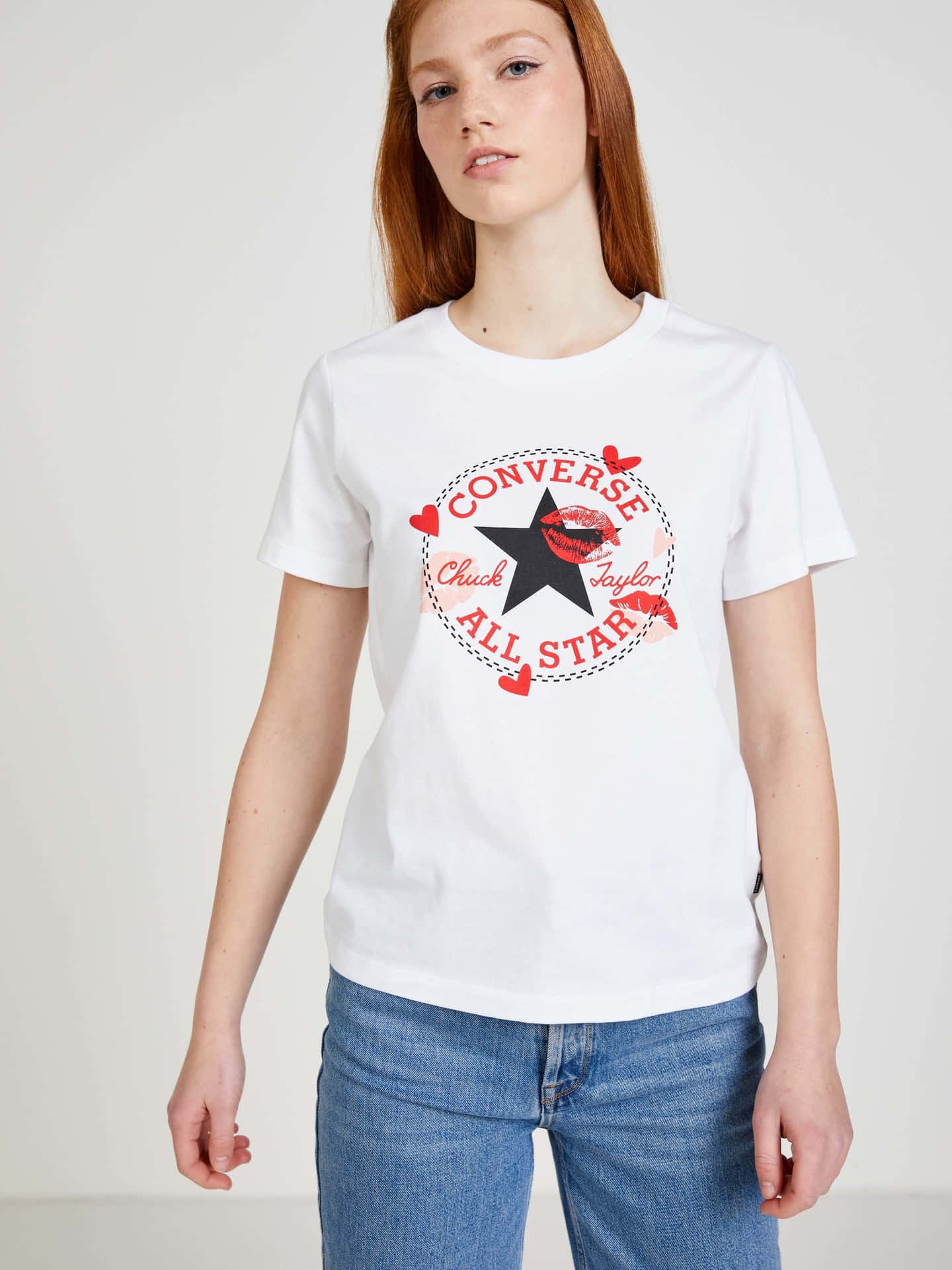 Einefrau, Die Ein Weißes T-shirt Mit Einem Stern Darauf Trägt.