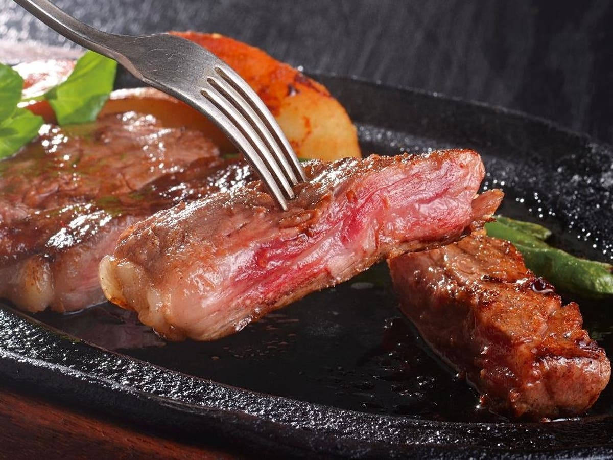 Slicedi Carne Di Kobe Cotta Su Una Forchetta. Sfondo