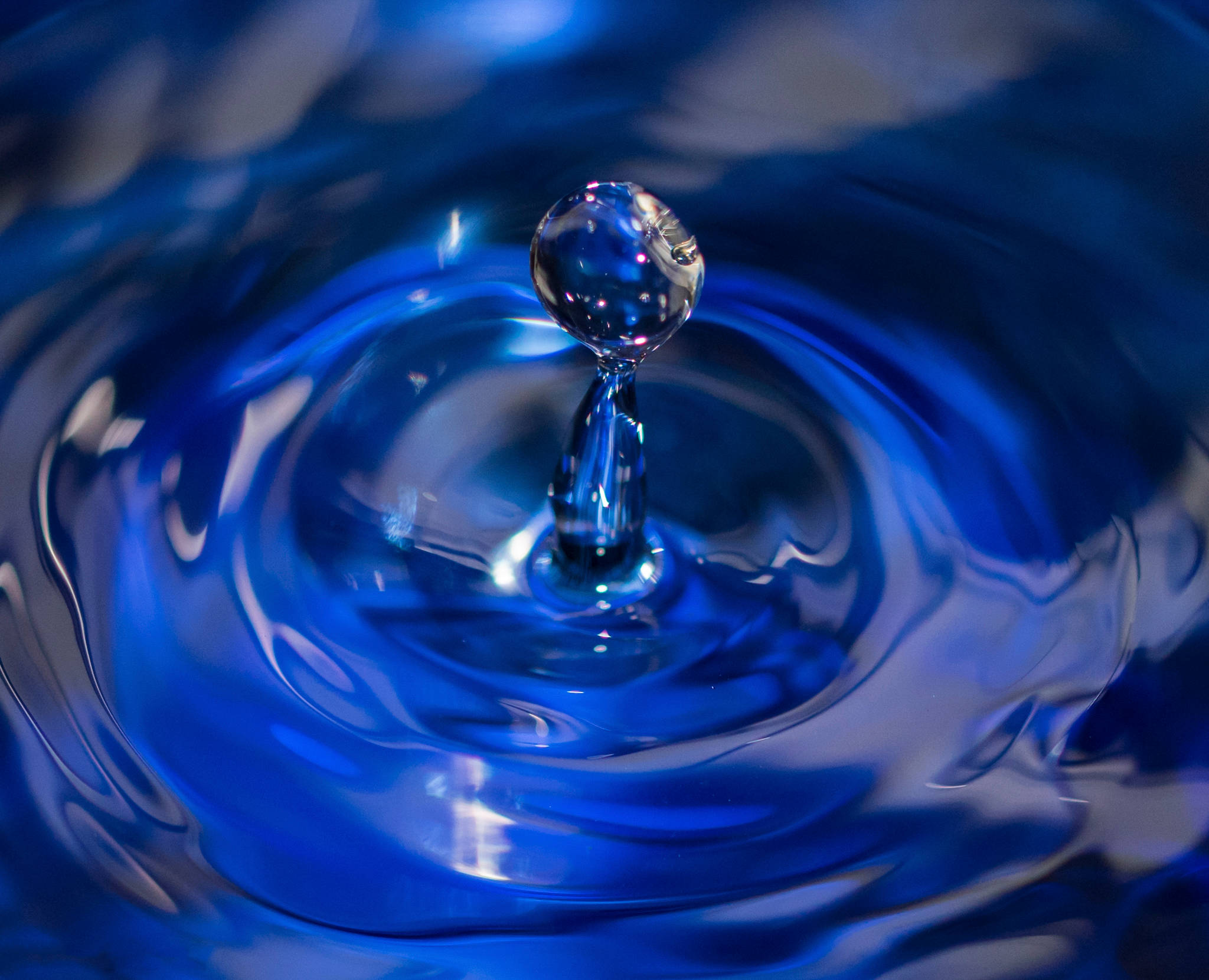 Caption: Mesmerizing 3D Water Droplet Artwork Wallpaper