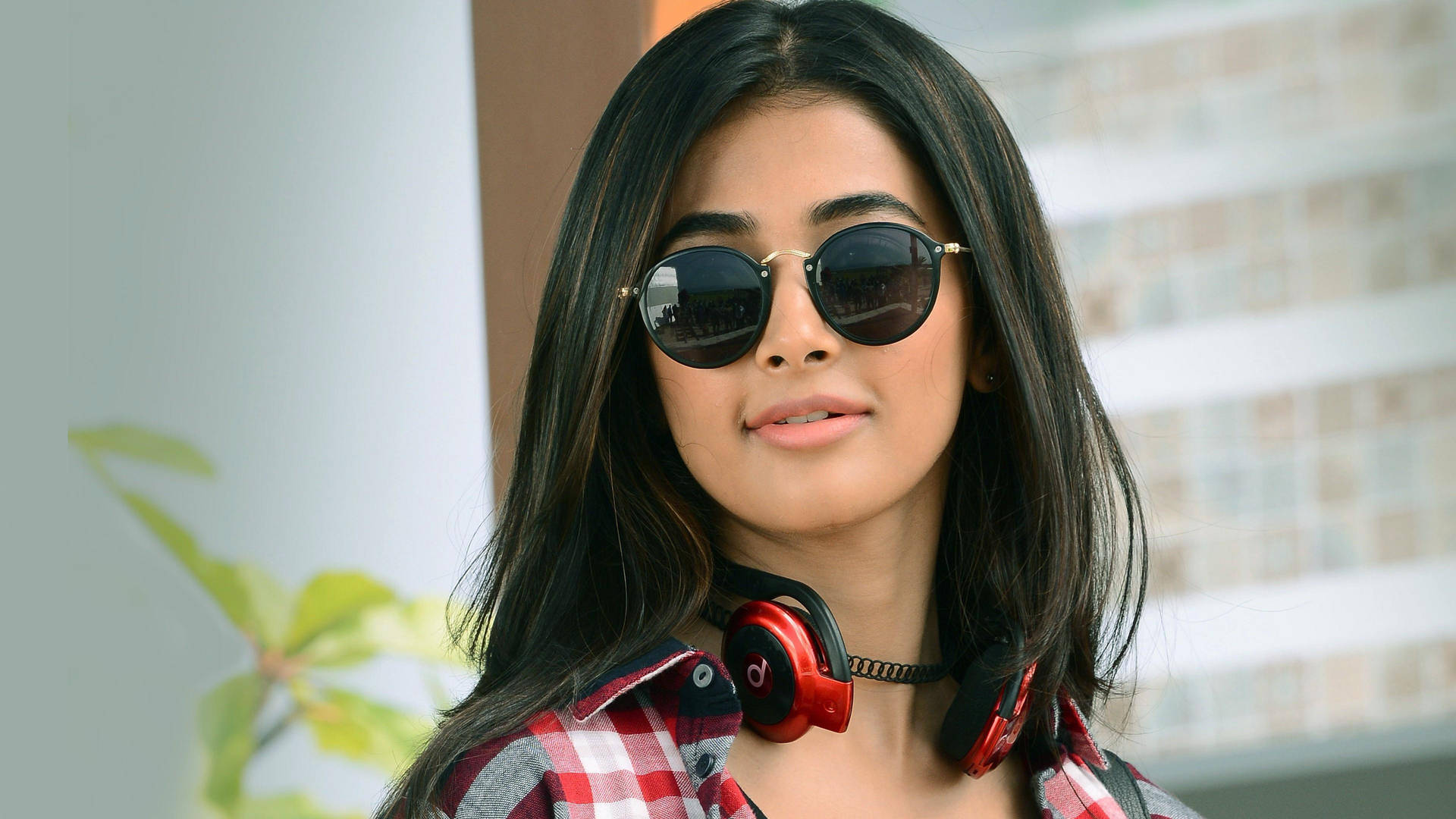 Cool And Casual Pooja Hedge HD Wallpaper