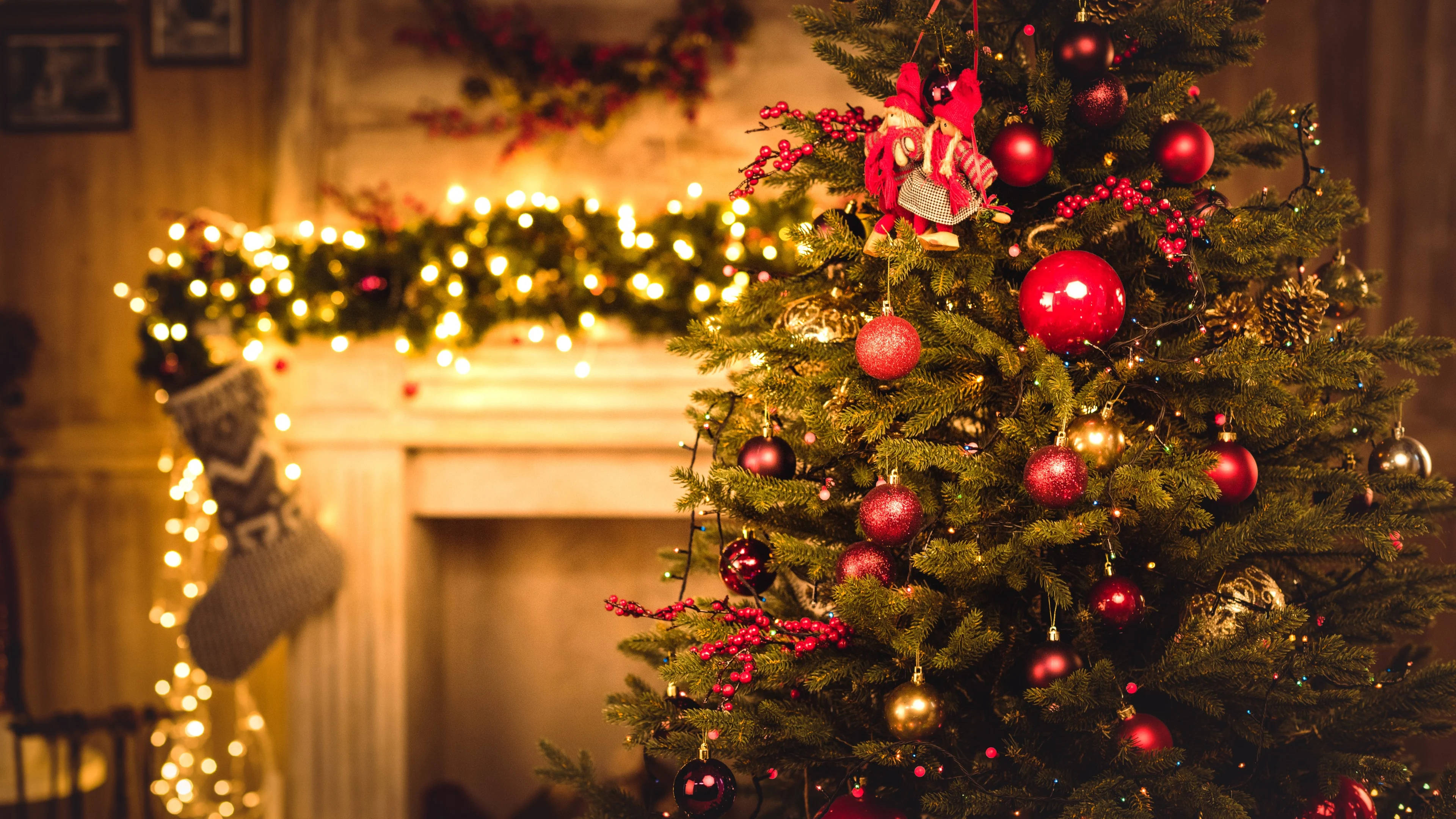 Cool And Cozy Christmas Tree Desktop Wallpaper