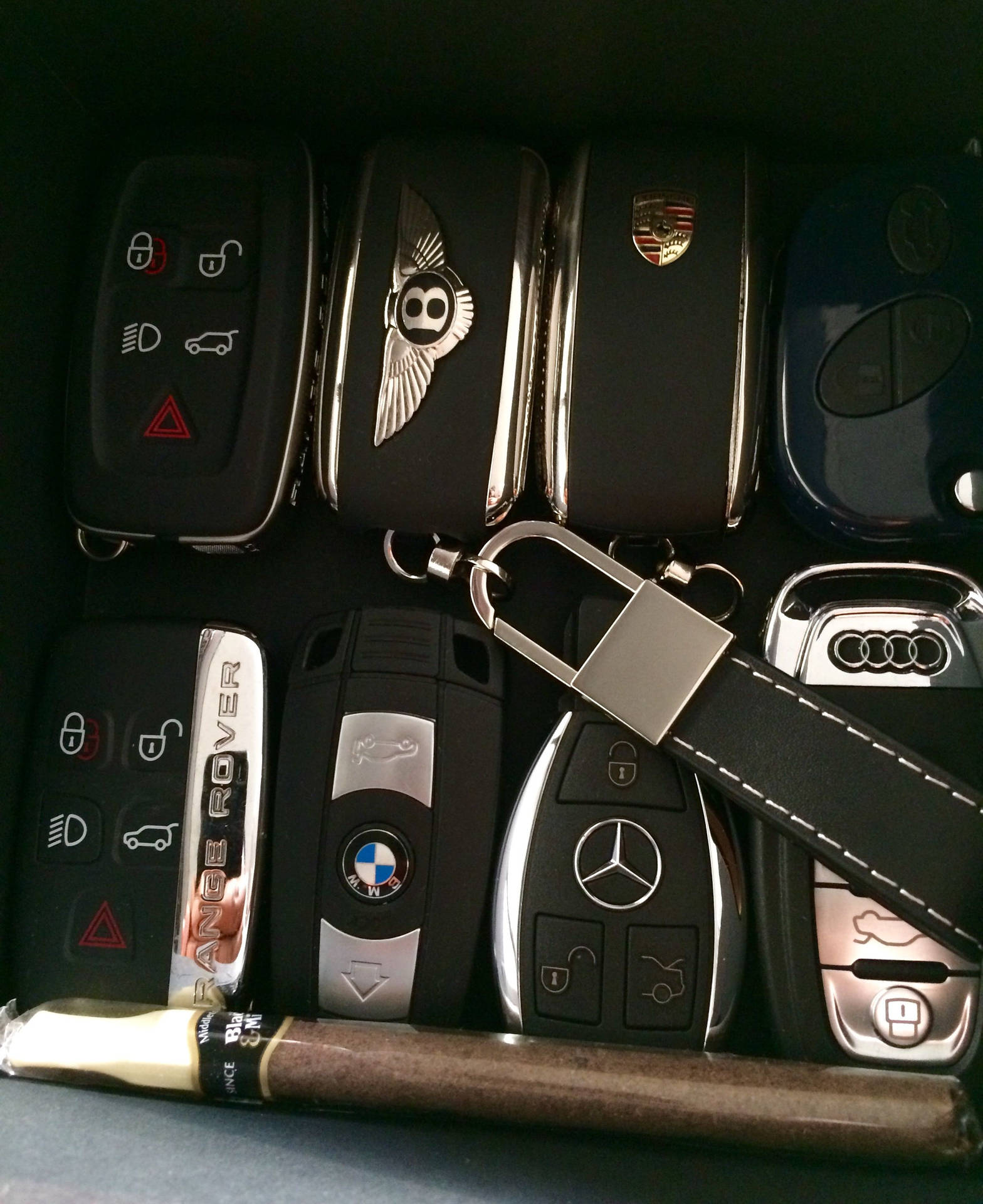 Cool And Expensive Car Key Wallpaper