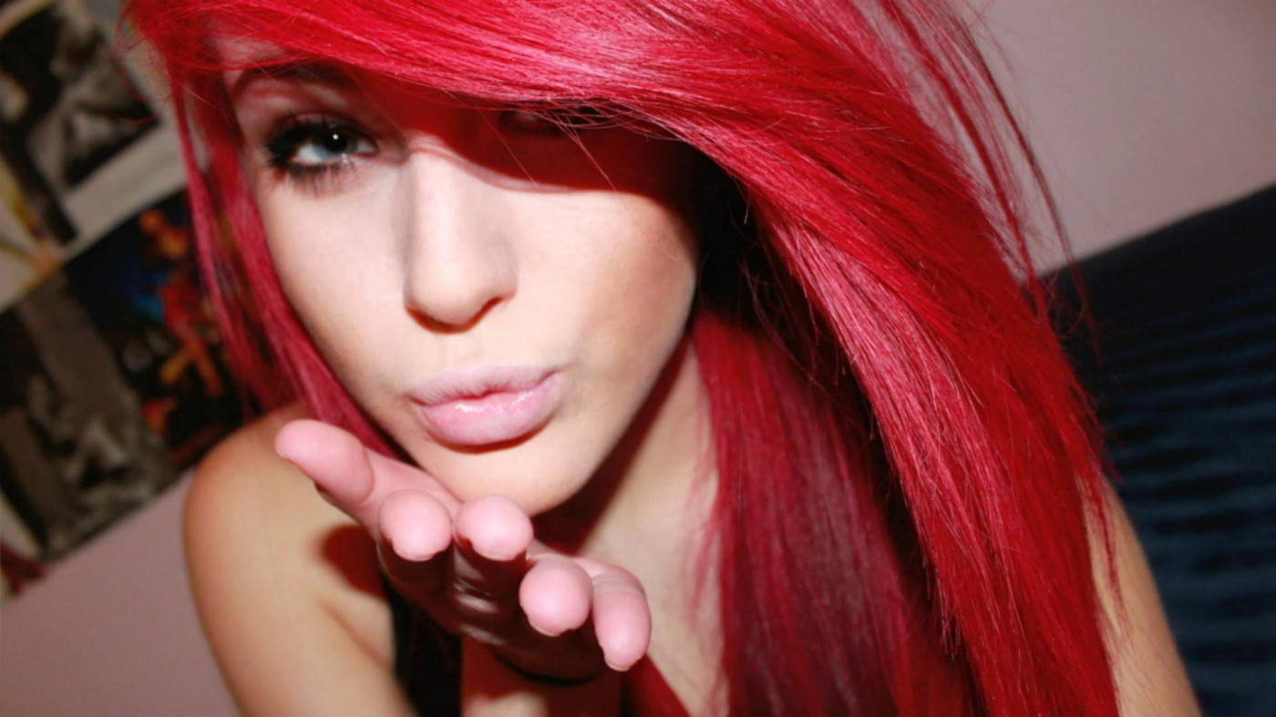 Cooleselbstbewusste Mädchen Mit Leuchtend Roten Haaren Wallpaper