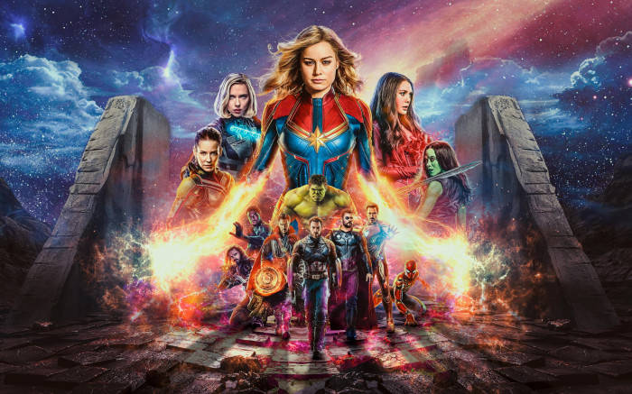 Sjove Avengers Infinity War Cast, som marsjerer mod baggrunden Wallpaper