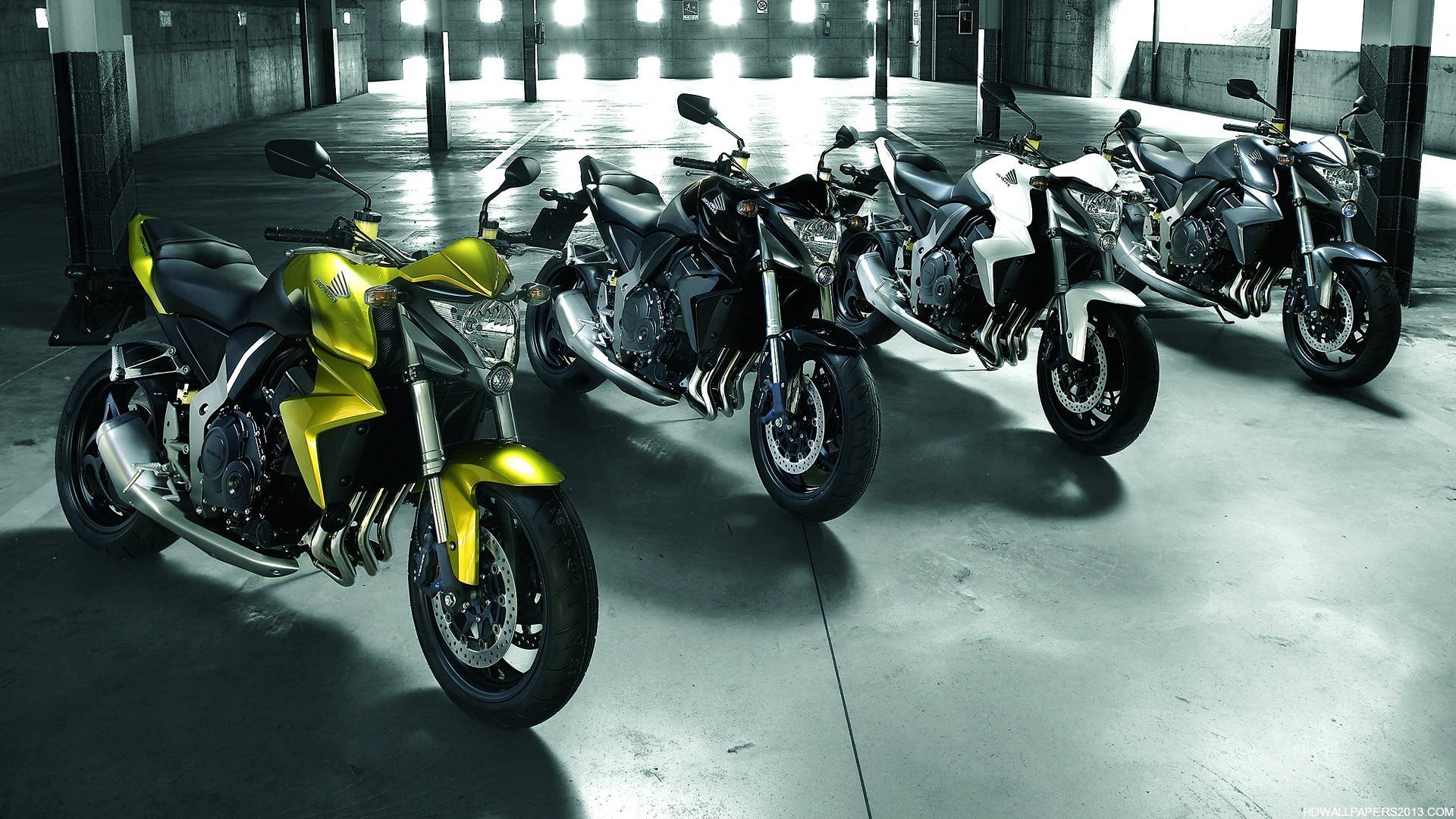 En gruppe motorcykler parkeret i en garage Wallpaper