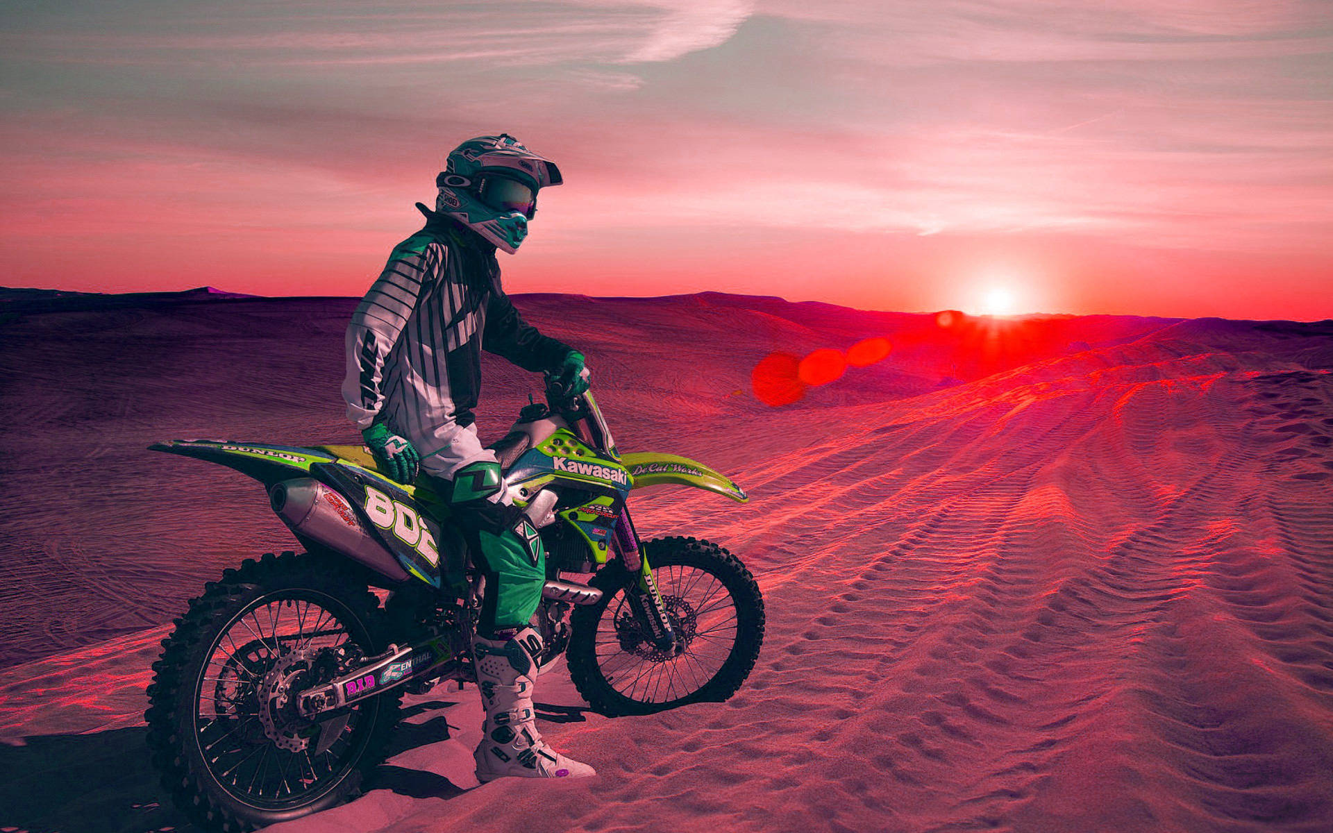 Fantasticomotociclista Su Una Moto Nel Deserto Al Tramonto Sfondo
