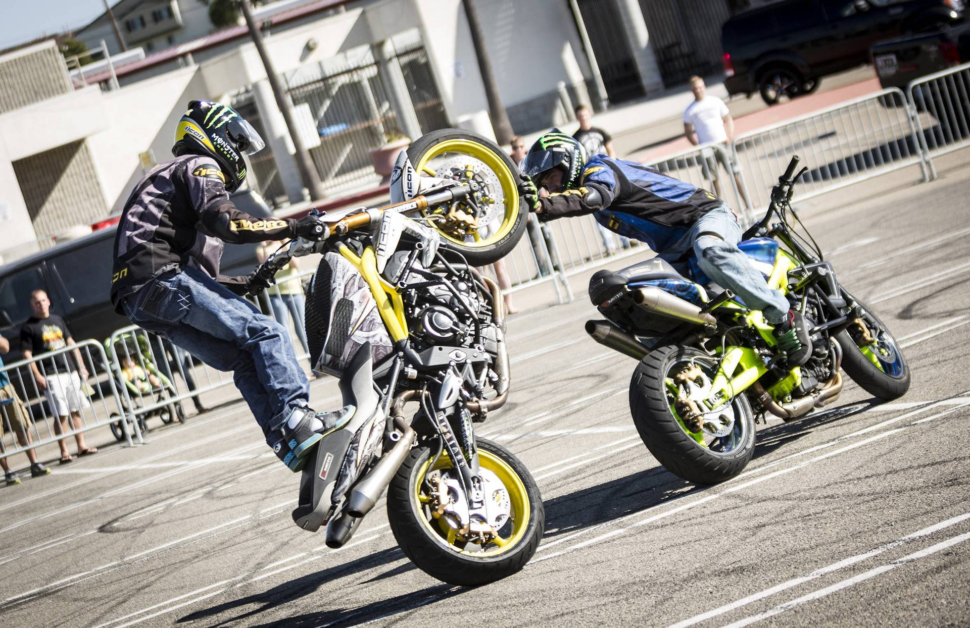 To personer på motorcykler mod en gul baggrund Wallpaper