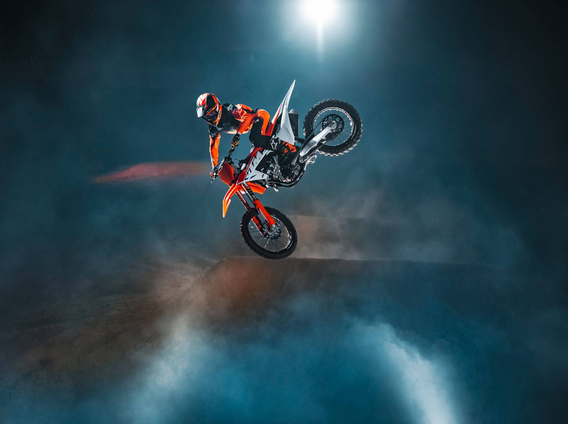 Eineperson, Die Mit Einem Motocross-motorrad Im Dunkeln Fährt Wallpaper
