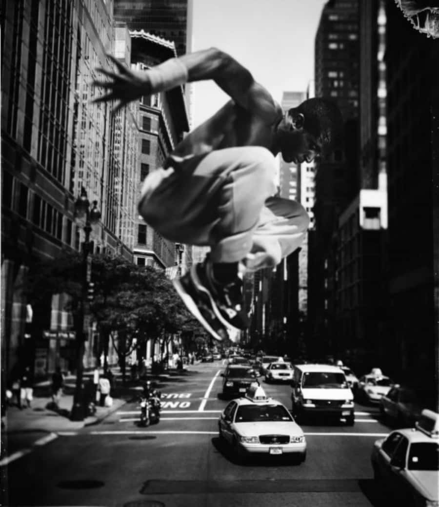 Cooleschwarz-weiß-foto Eines Mannes, Der Springt