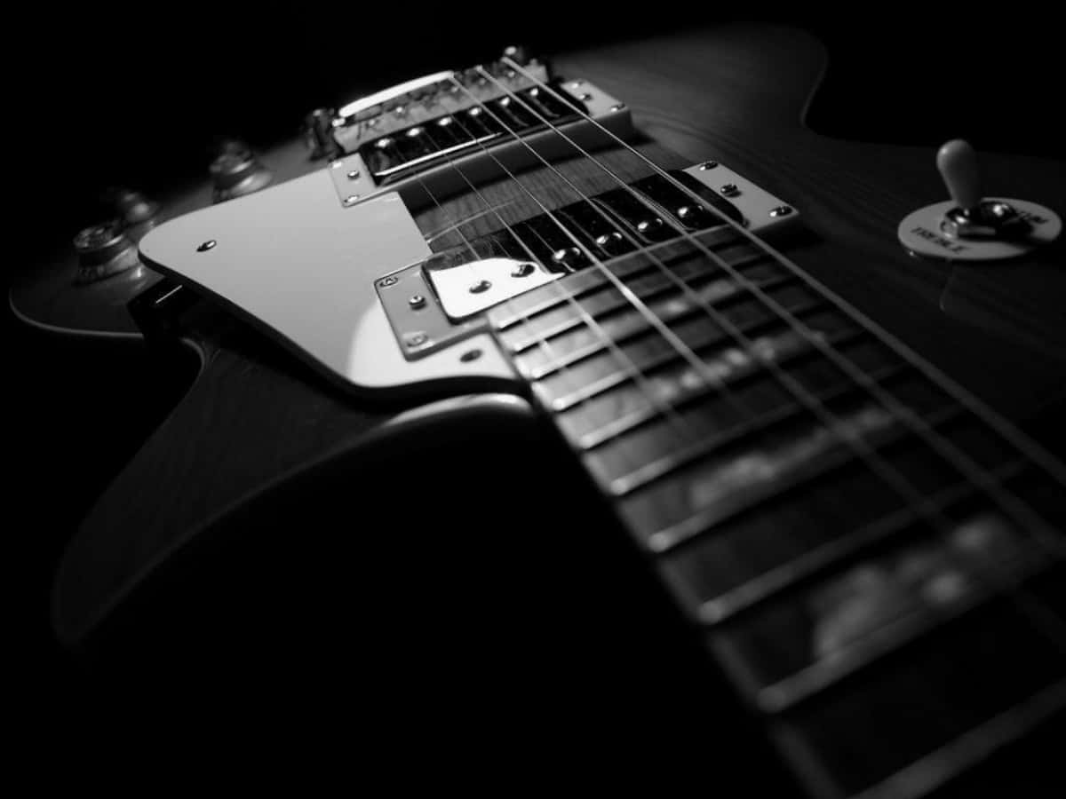 Imagengenial De Una Guitarra En Blanco Y Negro