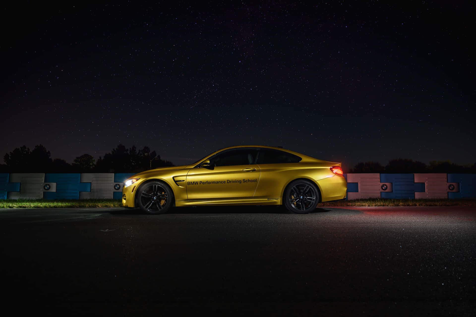 BMW M4 coupe om natten med stjerner på himlen Wallpaper