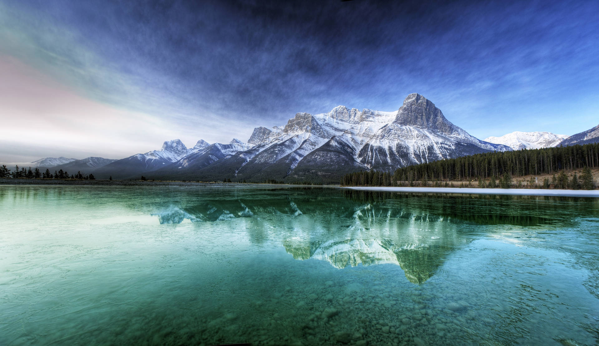 A cool Canada lake and mountains scenery Wallpaper