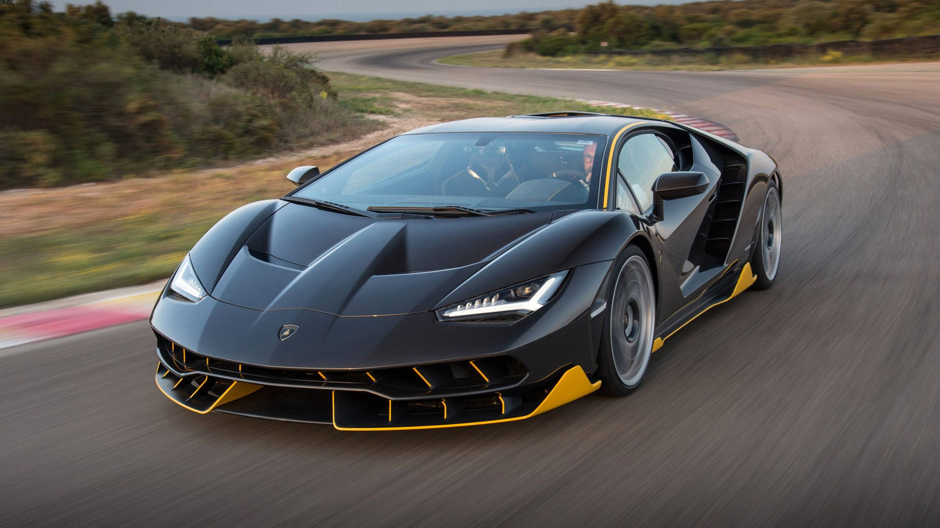 Kølige biler: Sort Lamborghini med gule accenter Wallpaper