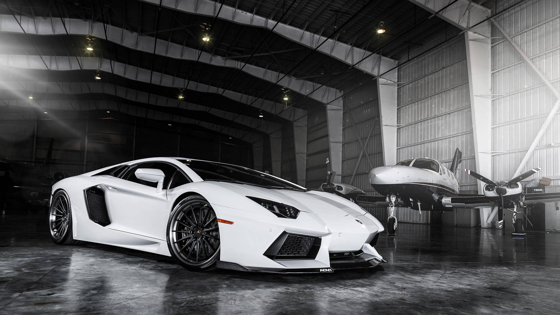 Kølige Biler Funktion: Stilfuldt Hvid Lamborghini Wallpaper