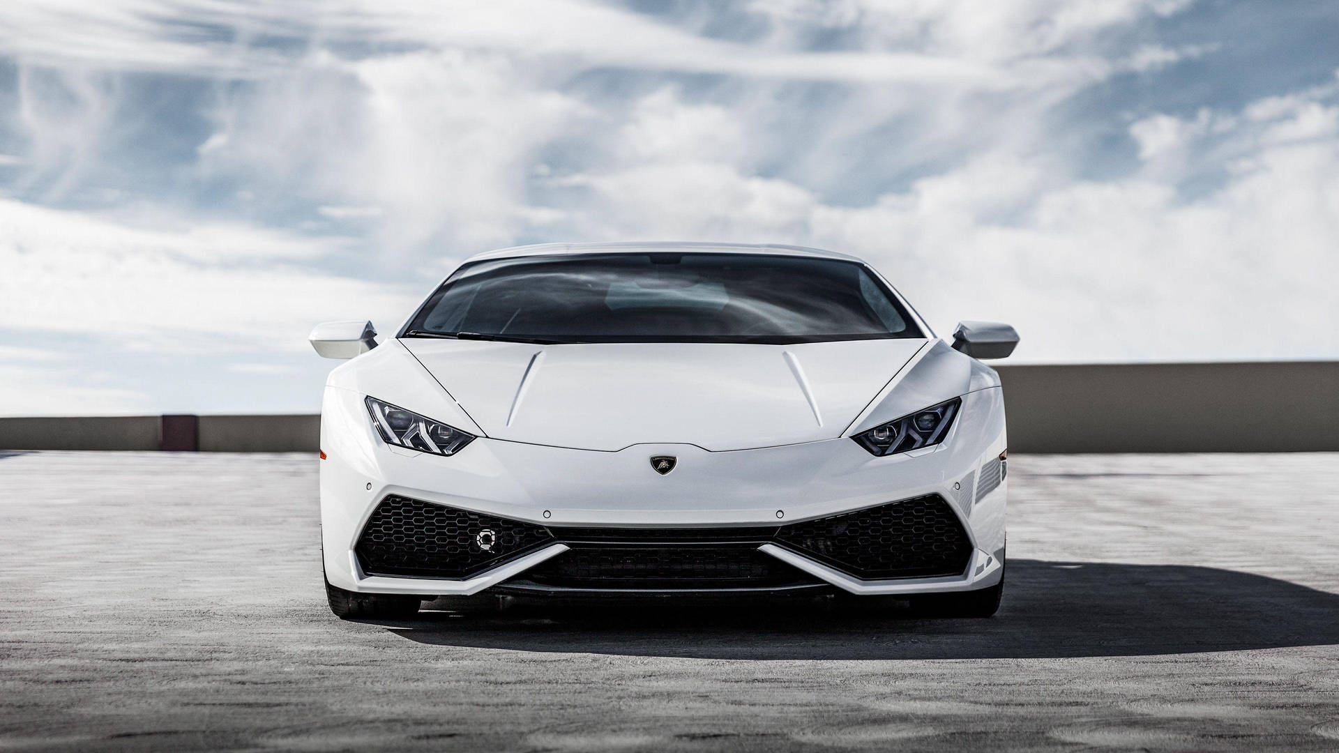 Kølige biler: Hvid slim Lamborghini kører rundt med oransje lydeffekter. Wallpaper