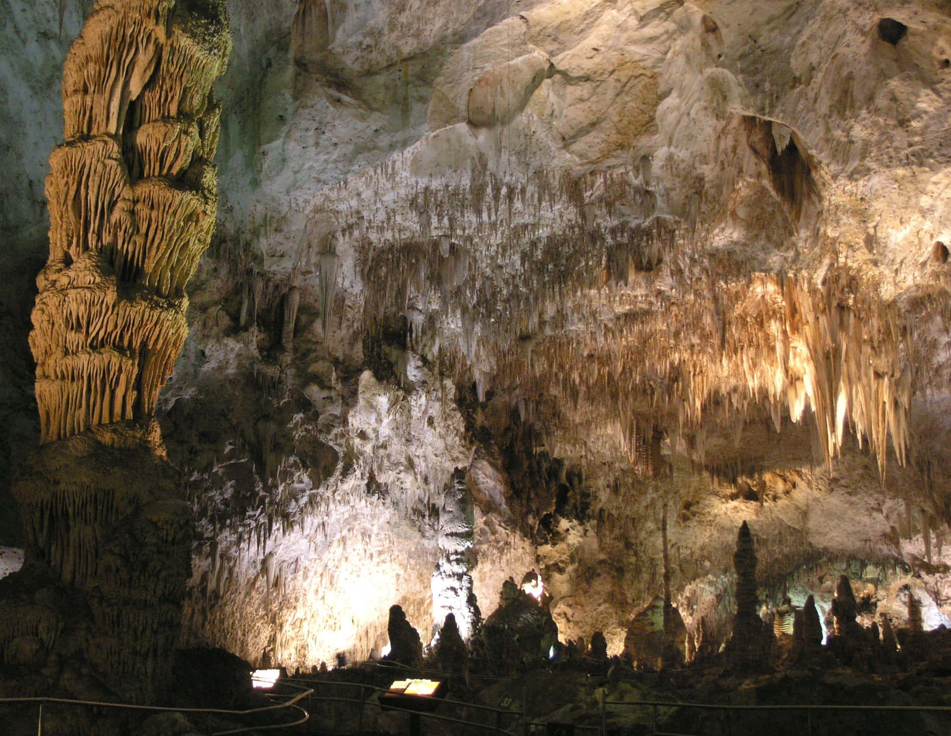Sfondifantastici Delle Formazioni Delle Grotte Del Parco Nazionale Di Carlsbad Caverns. Sfondo