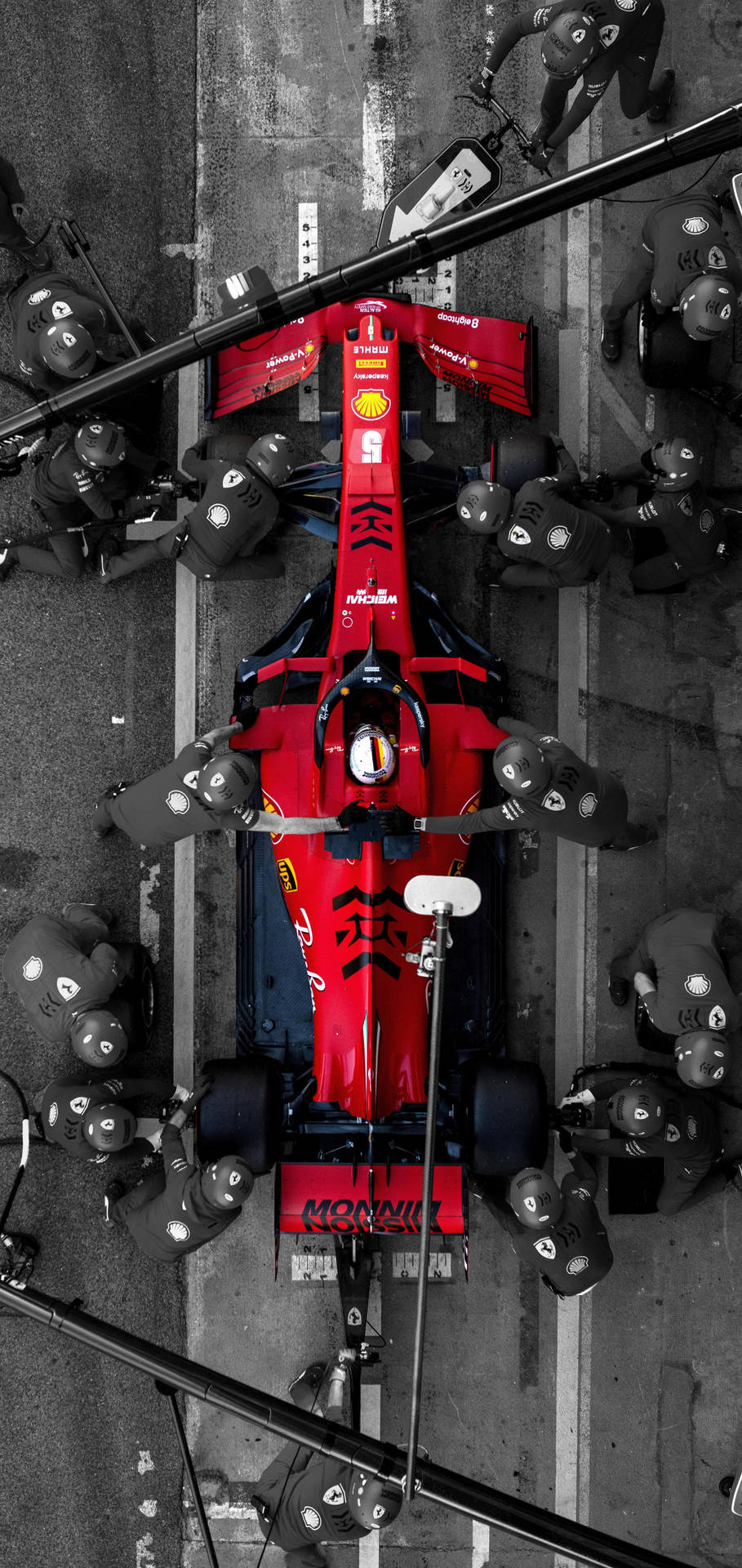 Ferrari F1-bilen på pit lane Wallpaper