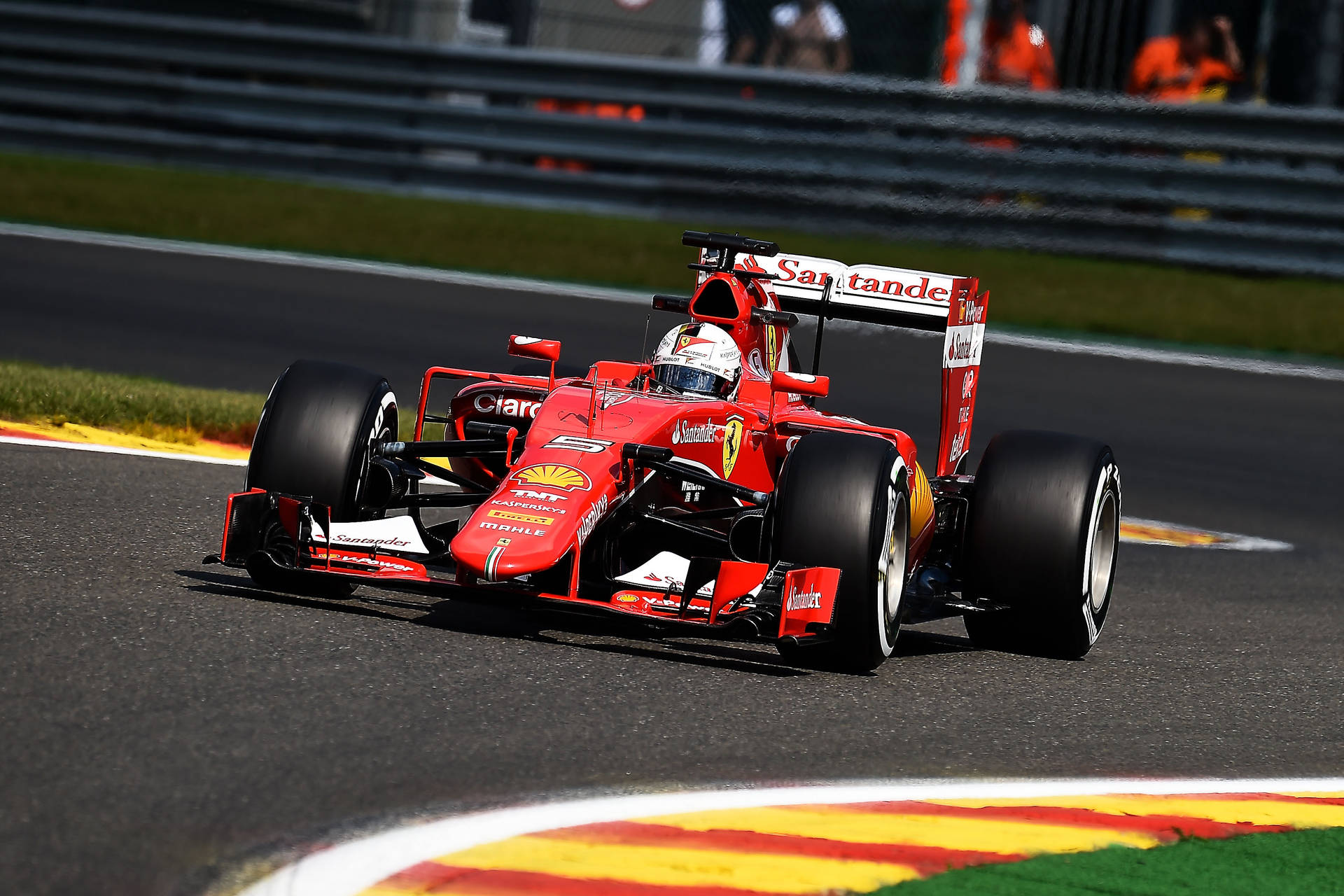 En Ferrari F1 kørsel på en bane Wallpaper