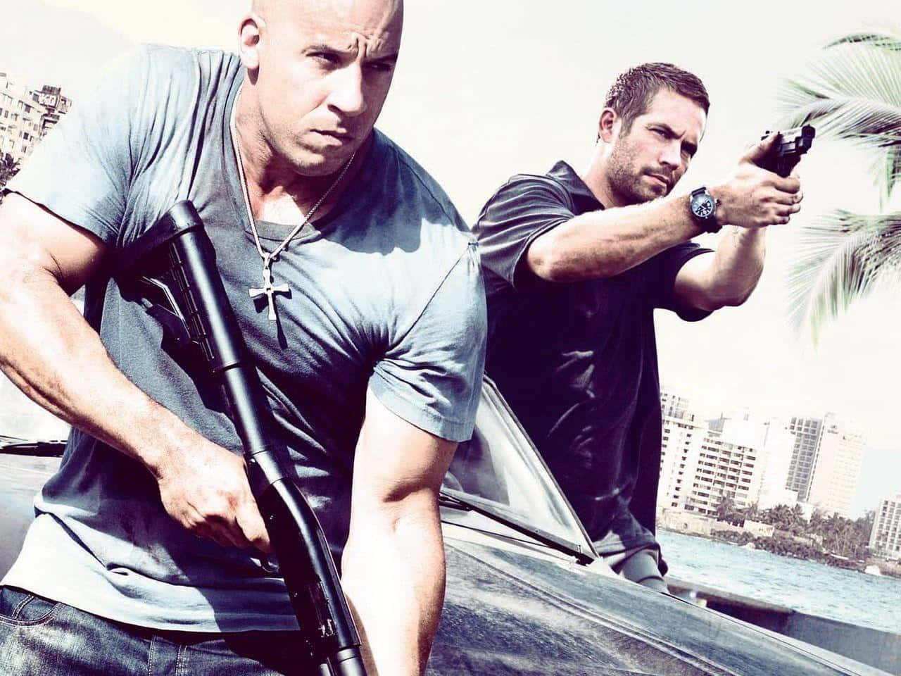 To mænd stående ved siden af ​​en bil med trukket pistoler Wallpaper