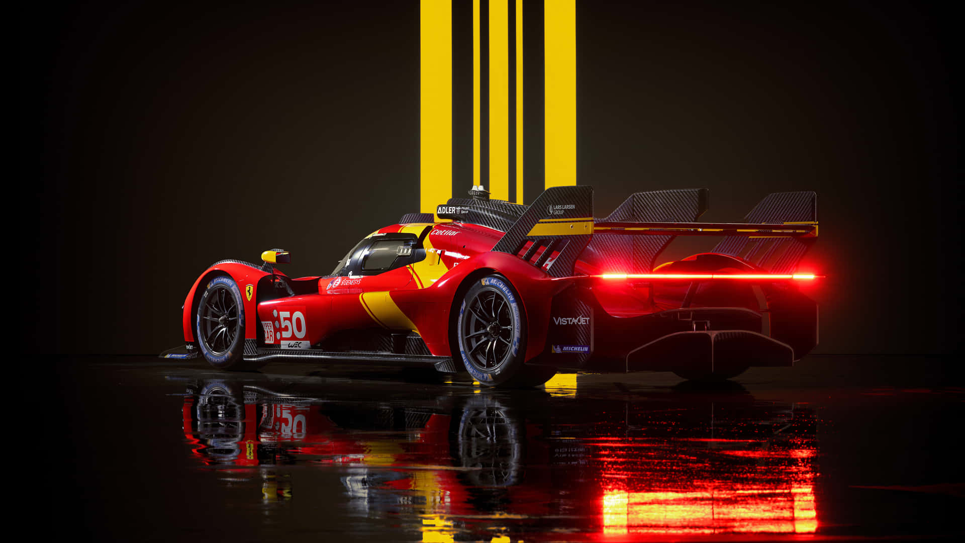 'upplevspänningen På Vägen Med Coola Ferrari-bilar' Wallpaper
