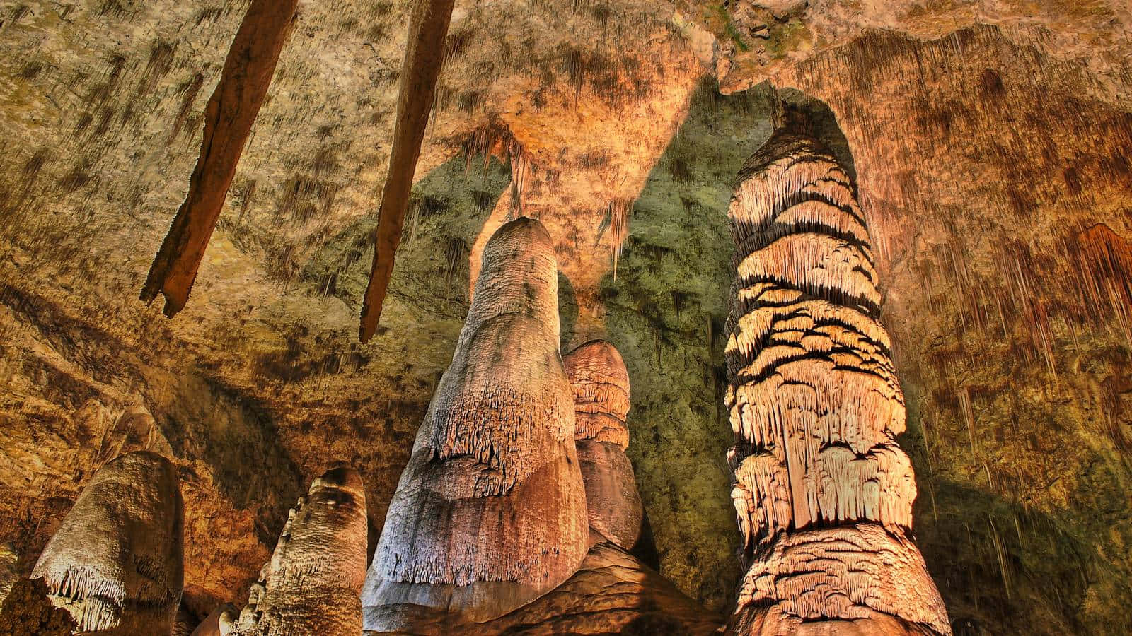 Increíblesformaciones En El Parque Nacional De Las Cavernas De Carlsbad. Fondo de pantalla