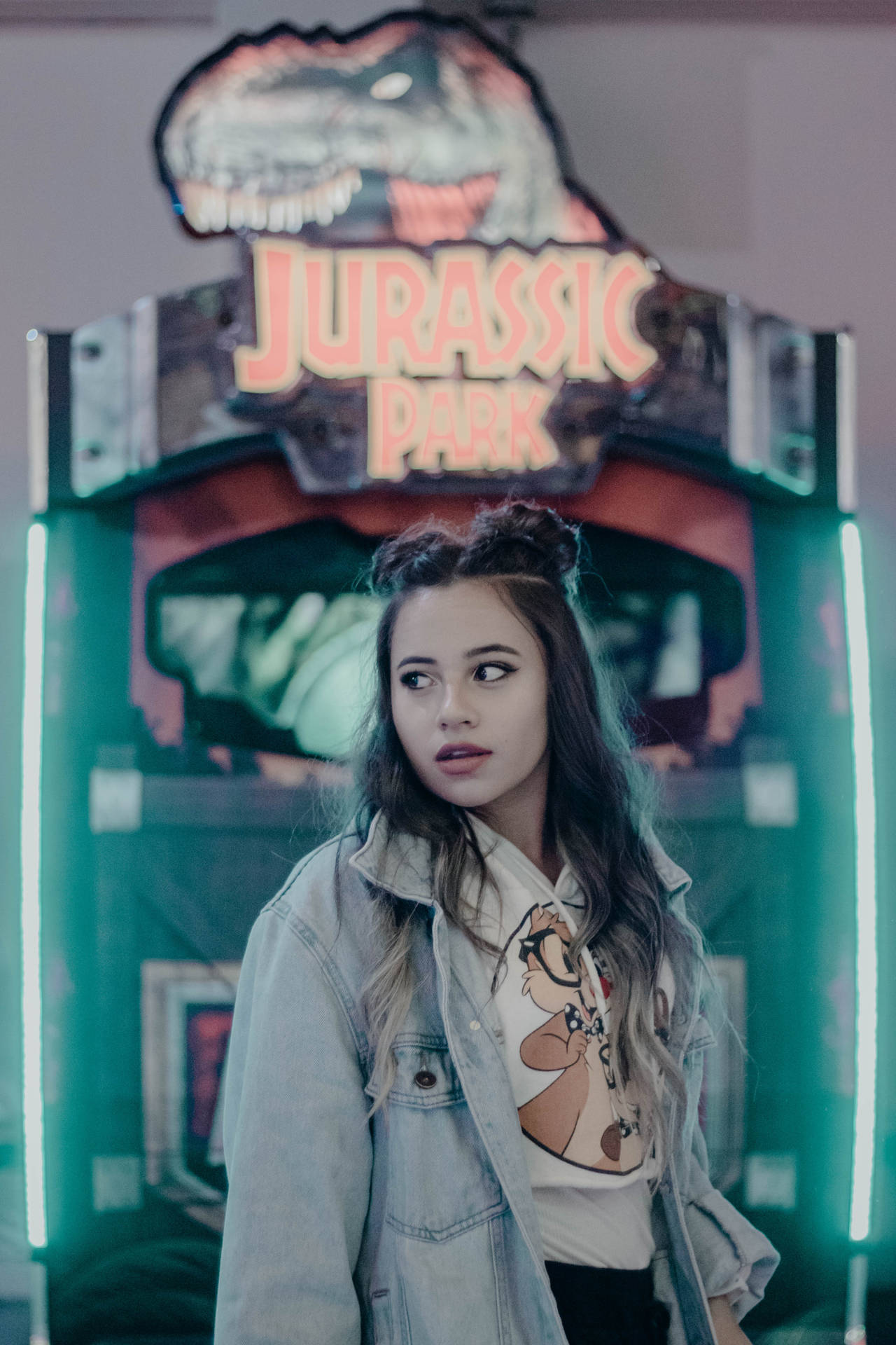 Cool Girl In Jurassic Park Arcade Wallpaper