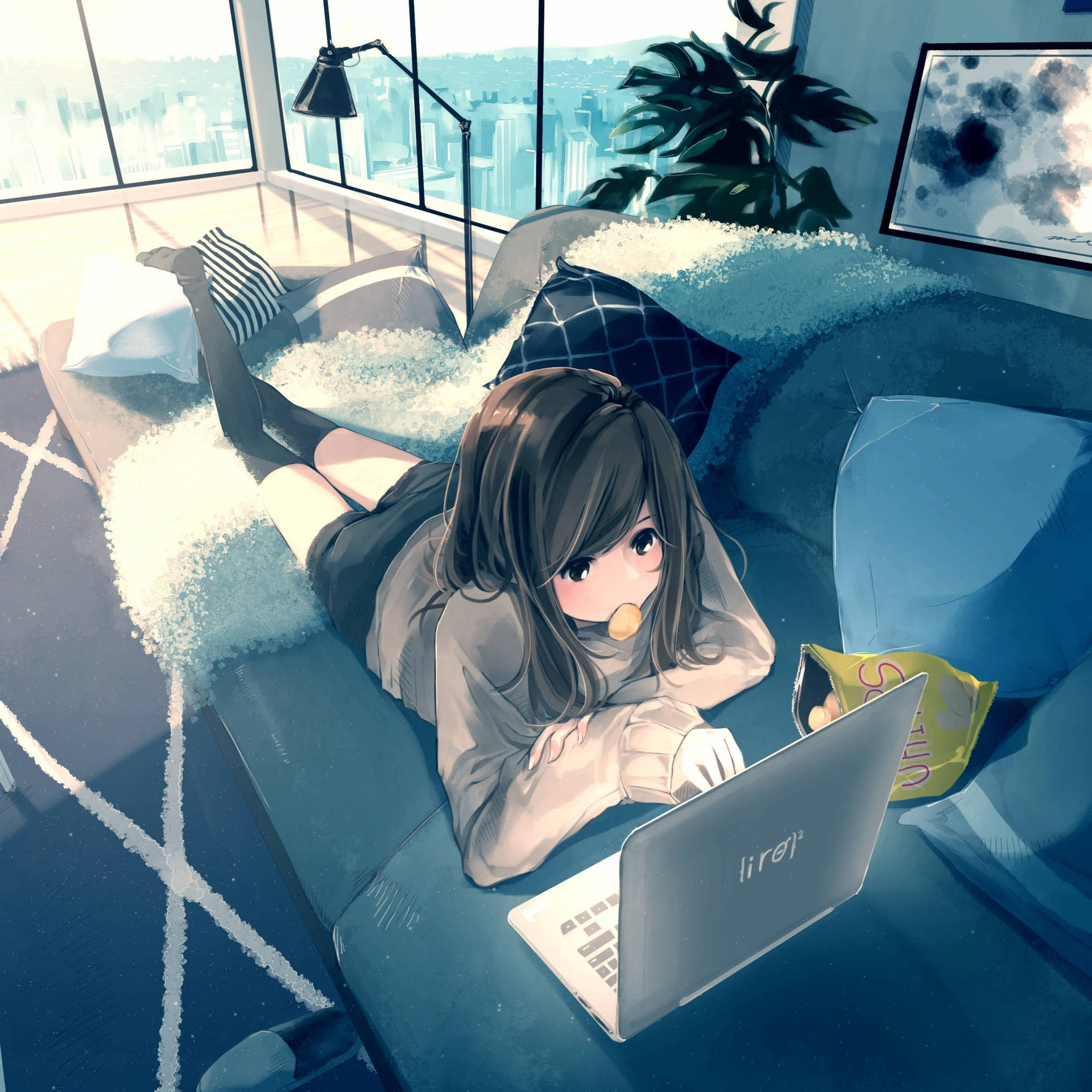 En pige ligger på en sofa med en bærbar computer på hende. Wallpaper