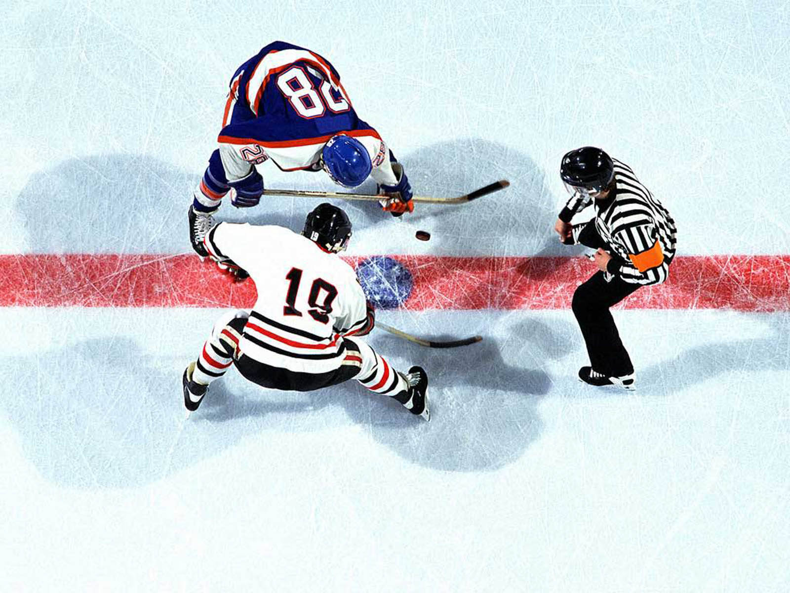 En hockey puck flyver gennem luften Wallpaper
