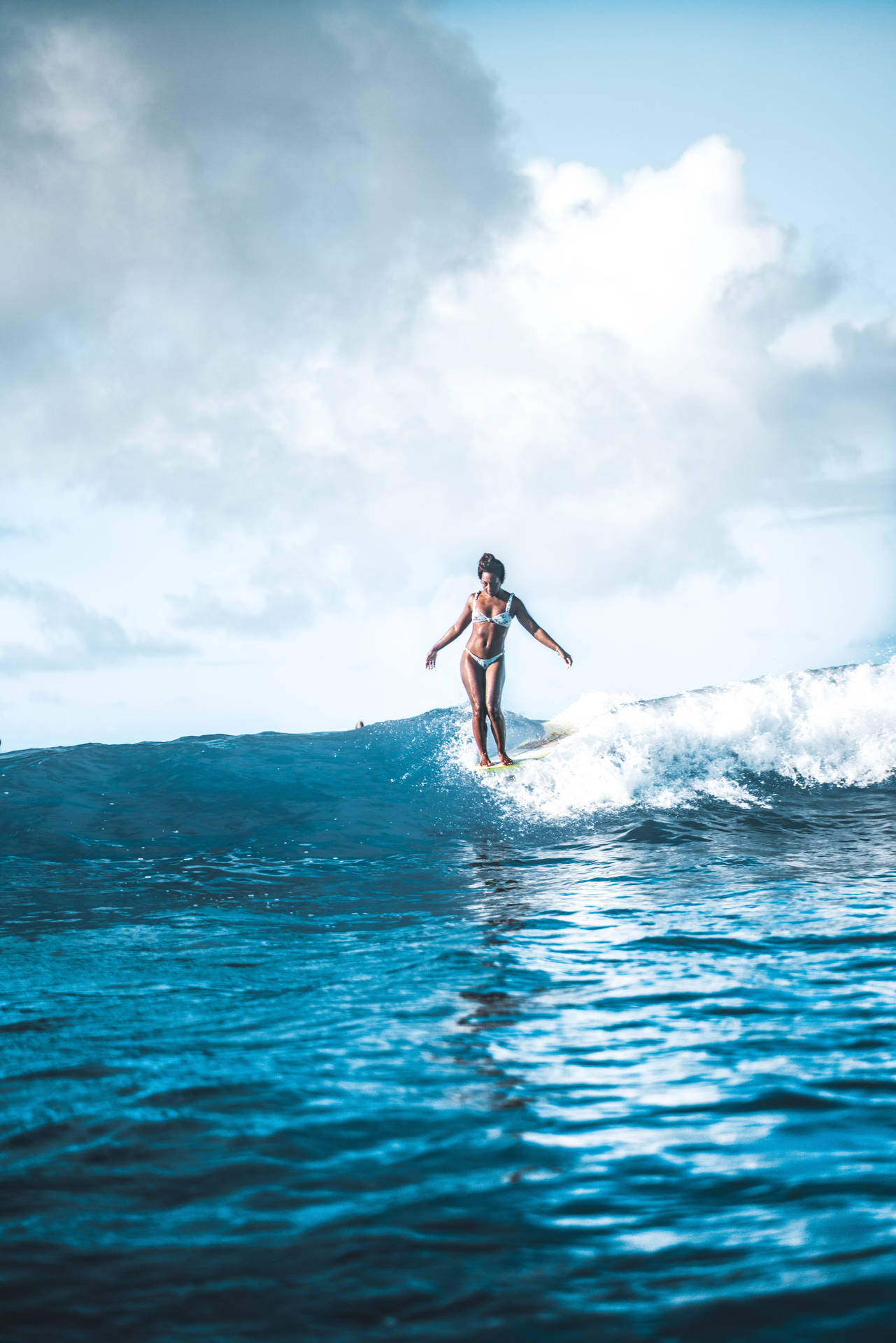 Cool iPhone Kvindelig Surfer Wallpaper